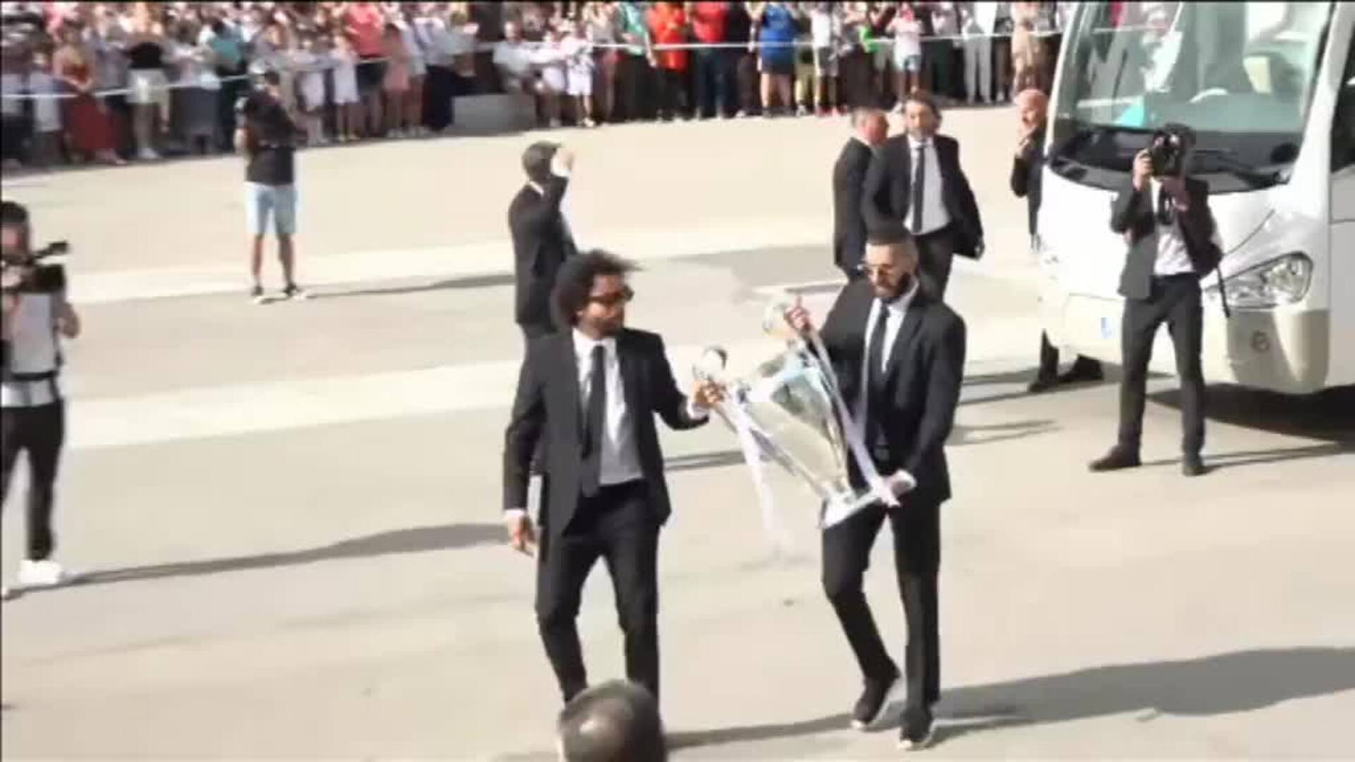 La Orejona llega entre vítores a la catedral de la Almudena