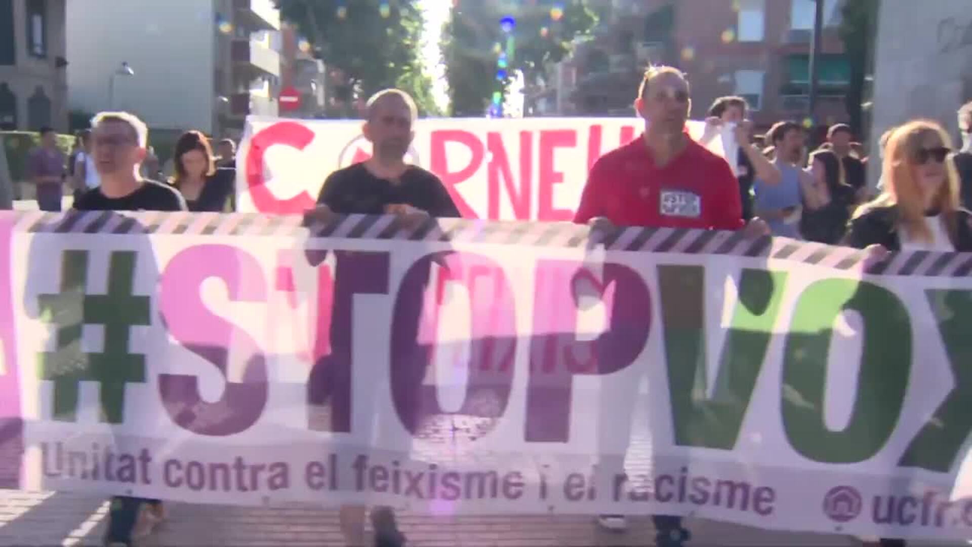 Unas 150 personas se manifiestan en Cornellà contra un mítin de Abascal