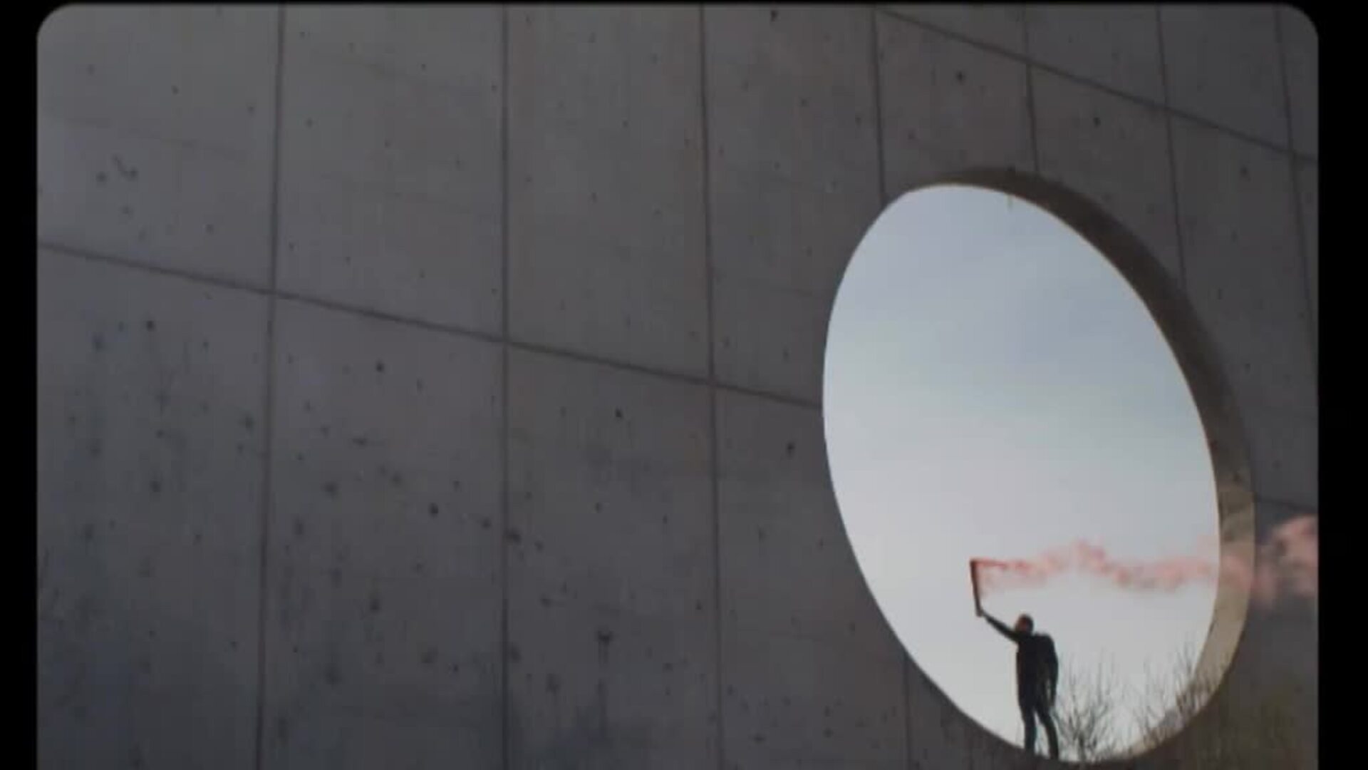 El sol del &#039;Banksy español&#039; ilumina la Milla de Oro en Madrid