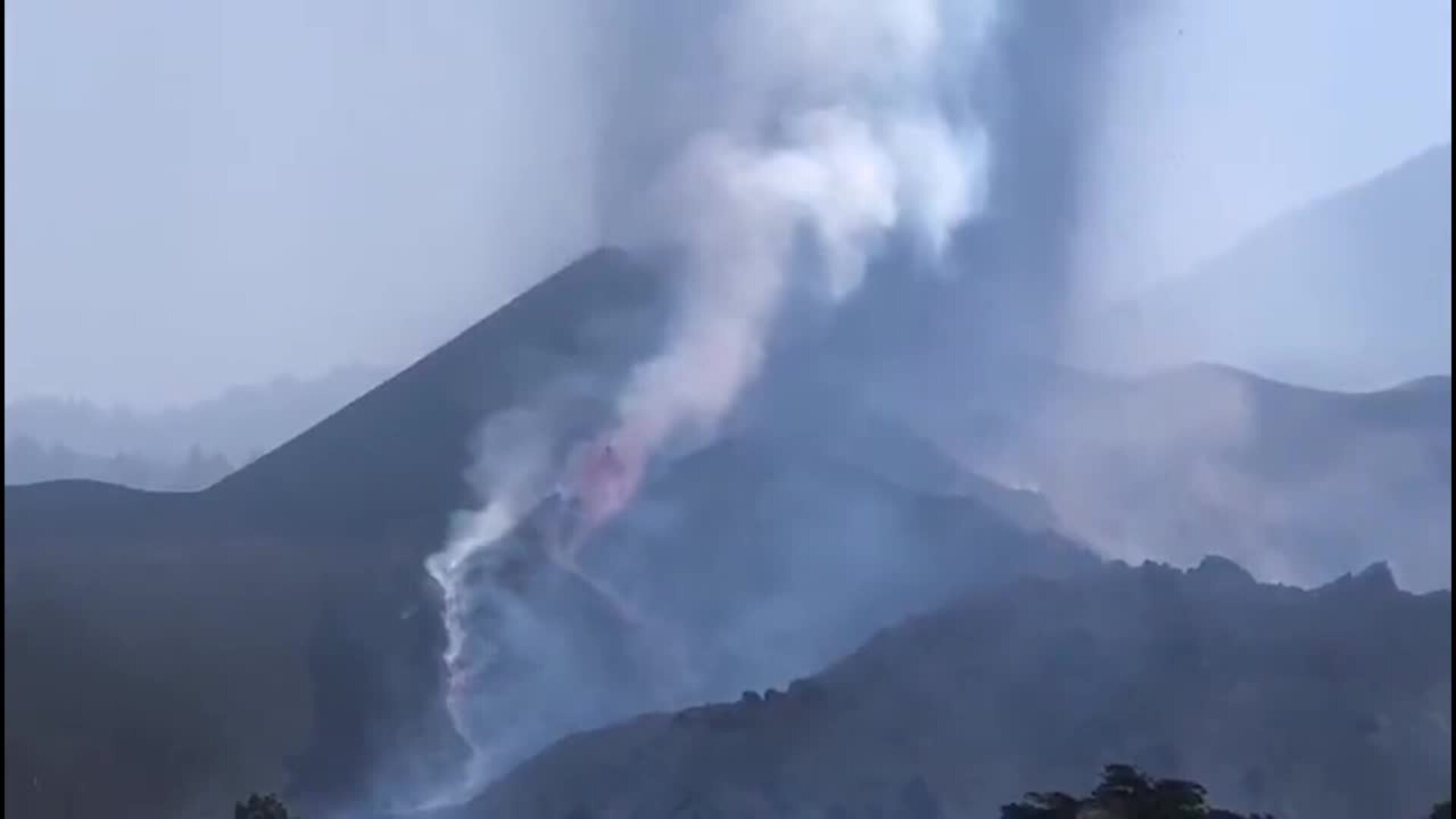 Fuertes explosiones en el volcán de Cumbre Vieja