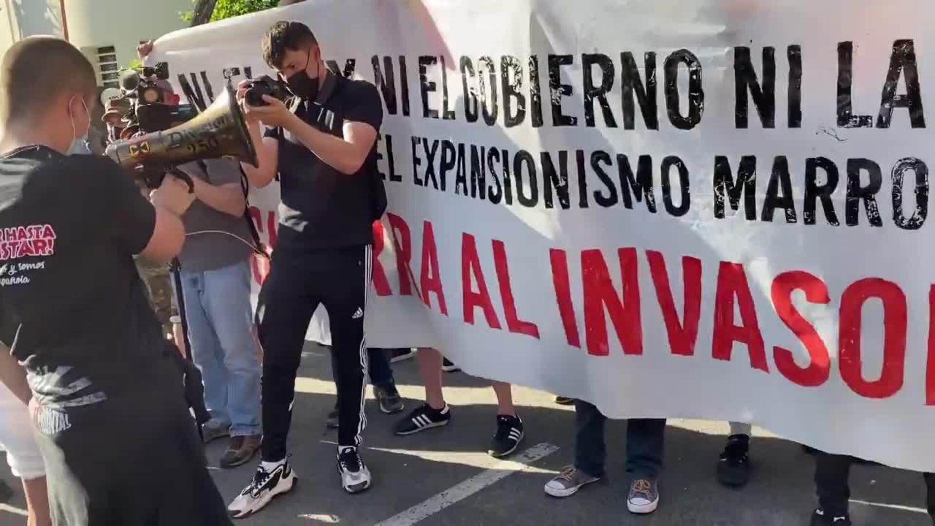 Unas 300 personas se concentran frente a la Embajada de Marruecos