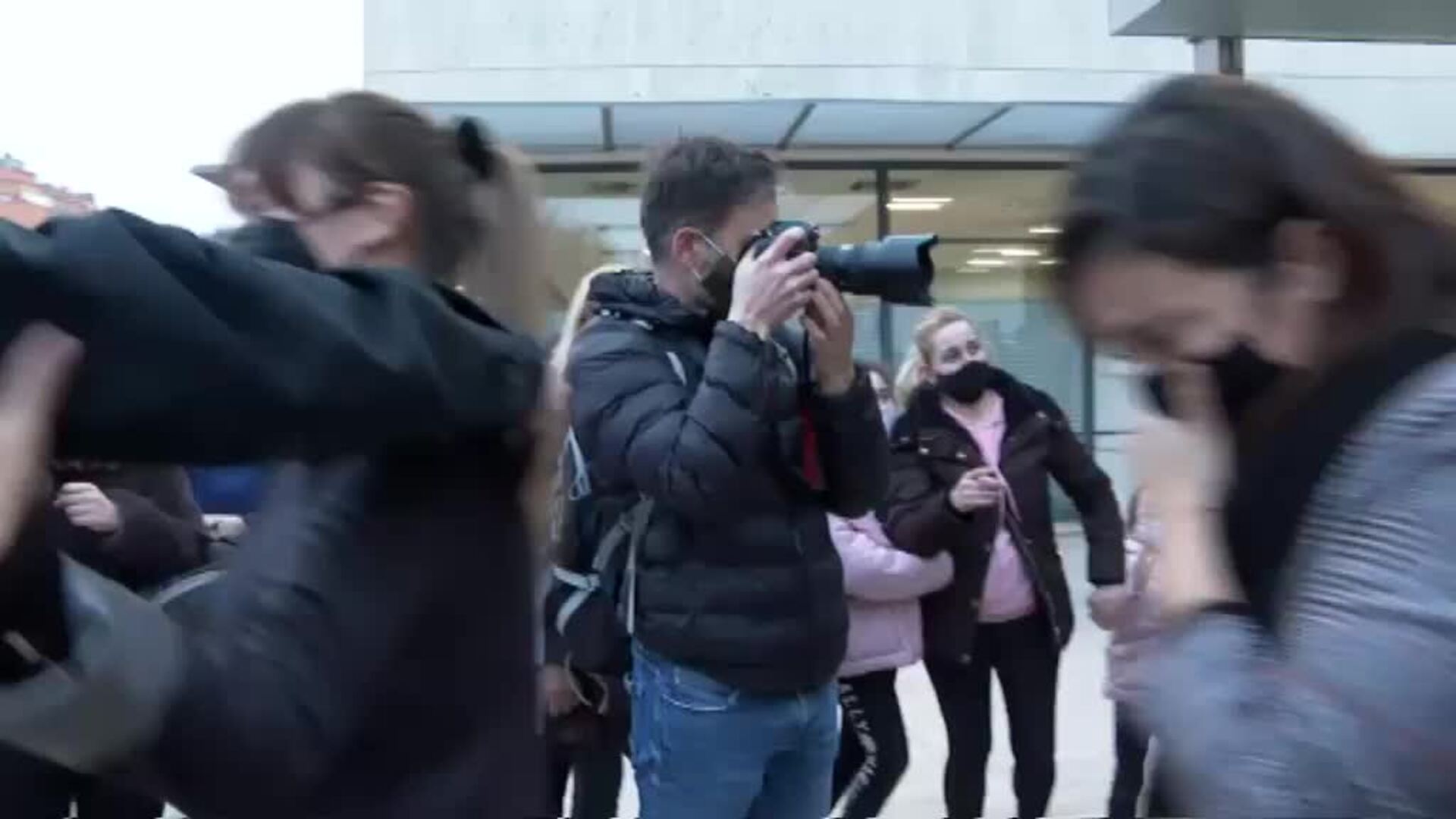 La familia y amigos de Alex Casademunt, devastados en la despedida del cantante