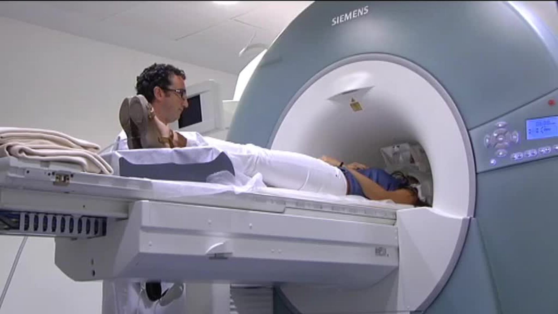 Los expertos piden tranquilidad mientras se investiga la relación de la vacuna de AstraZeneca con 11 casos de trombosis venosa cerebral en Europa