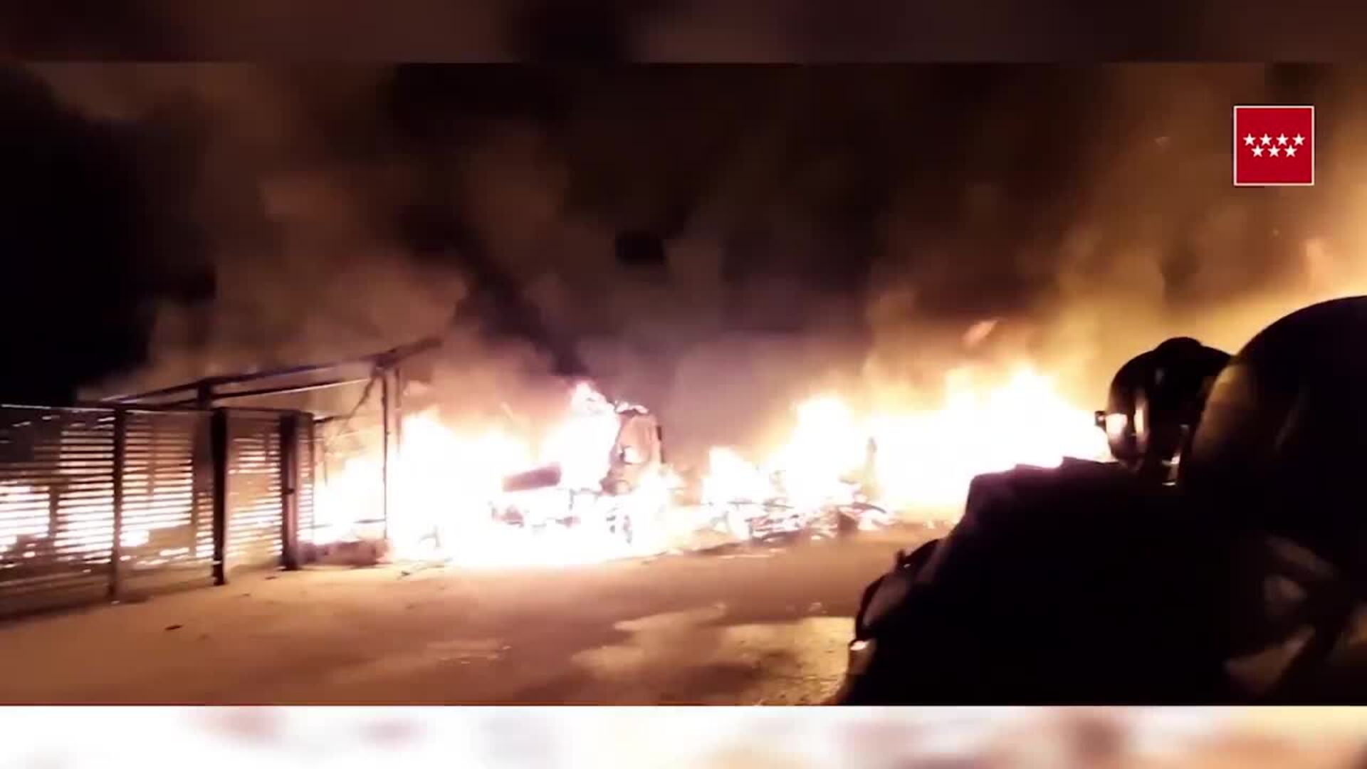 Espectacular incendio en un aparcamiento de caravanas de Alcalá de Henares