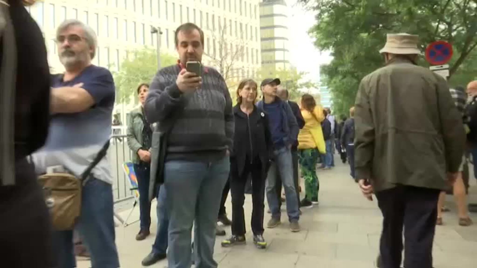 Colas en los juzgados catalanes por una campaña de autoinculpación de Òmnium