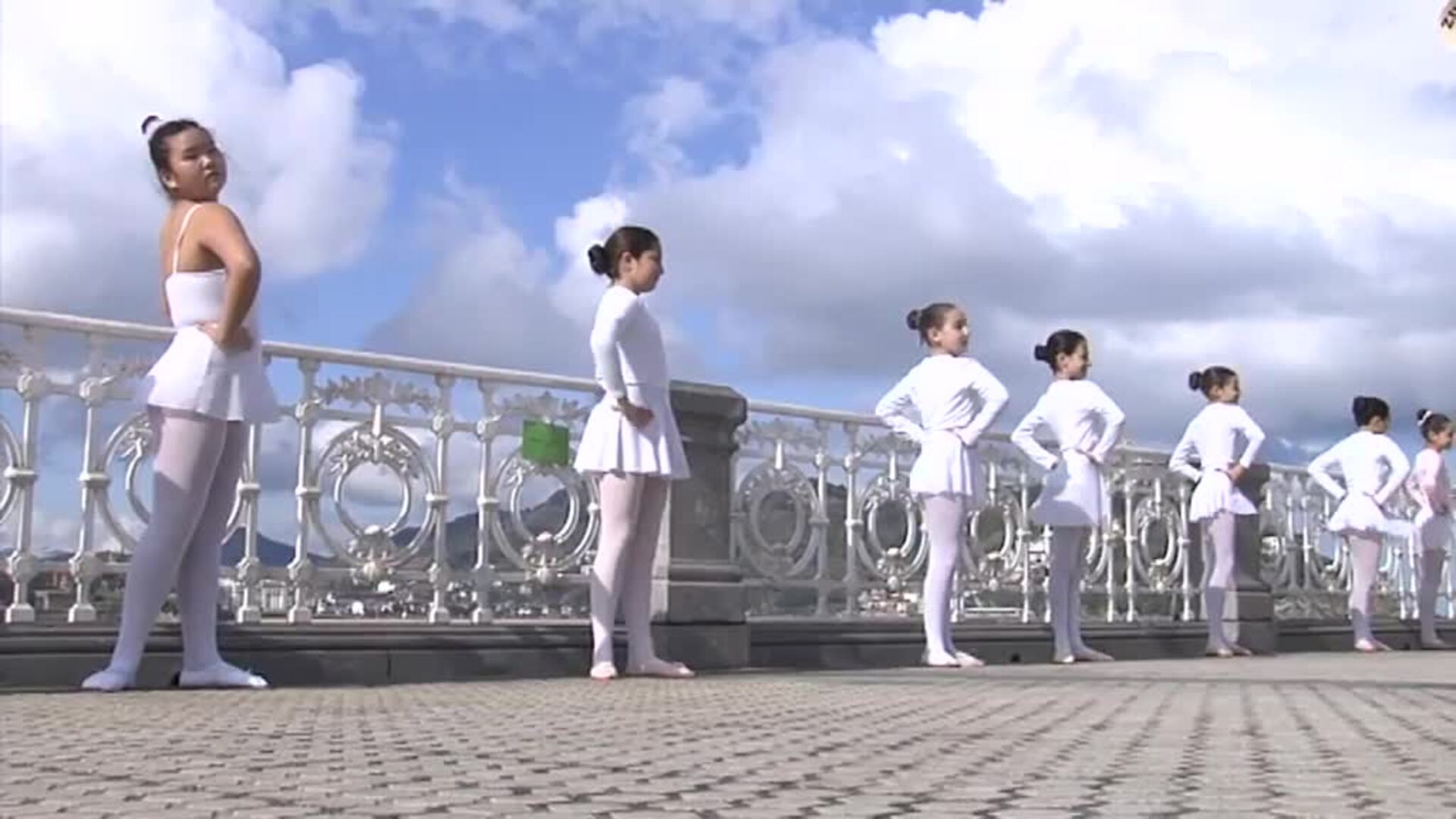 La danza clásica regresa a la playa de la Concha
