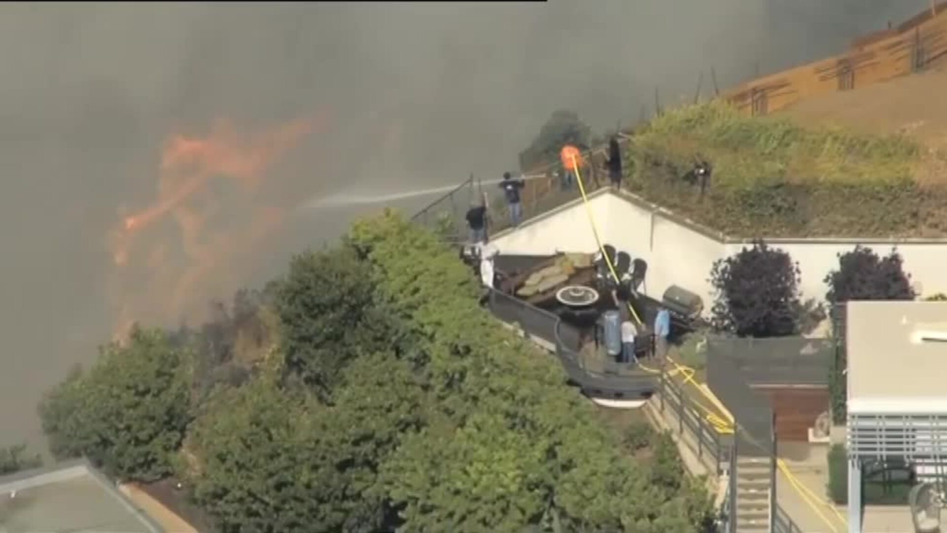 Las llamas avanzan sin control en uno de los mayores incendios declarados en California