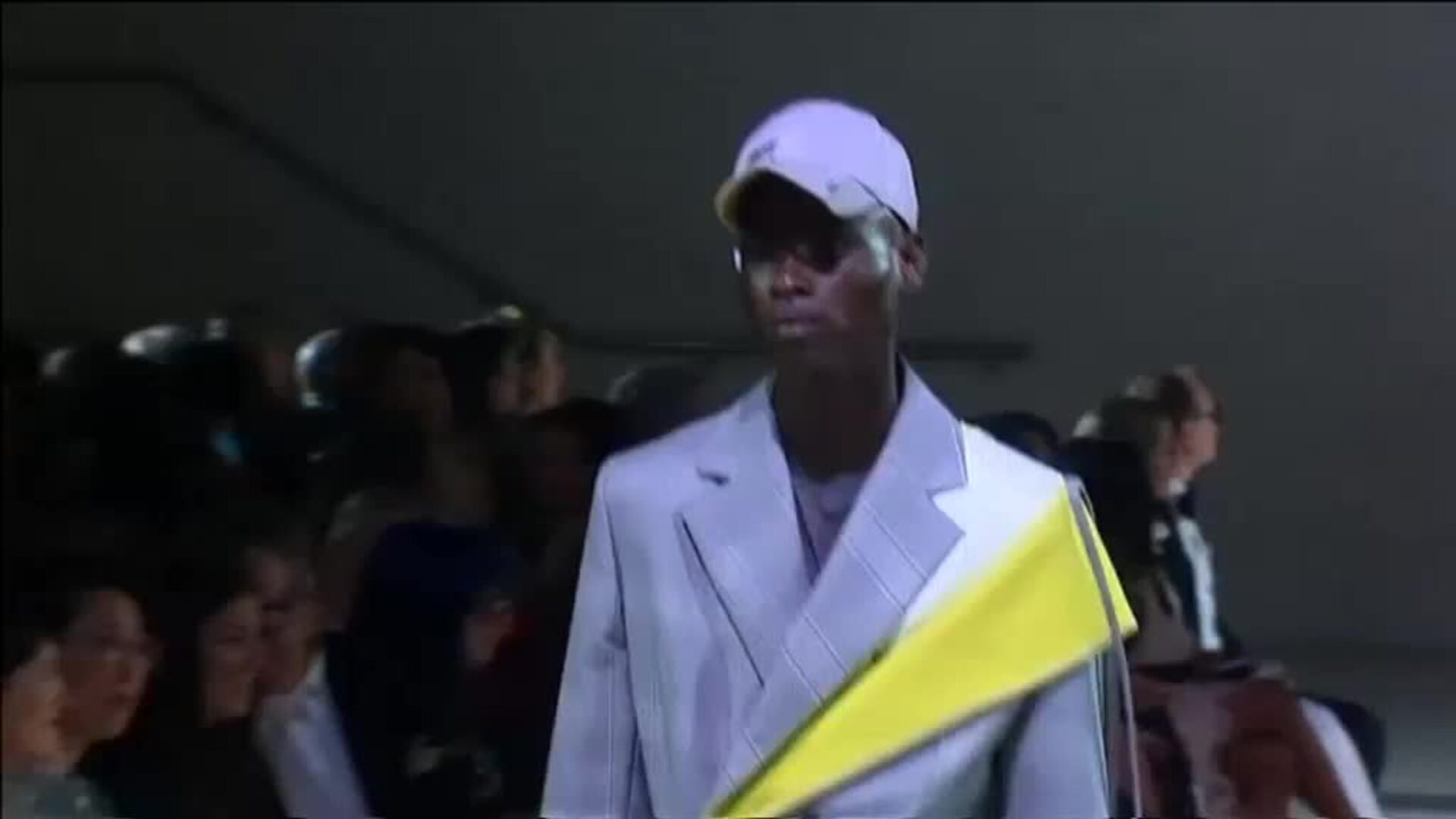 Naomi Campbell vuelve deslumbrante a la pasarela londinense por una buena causa