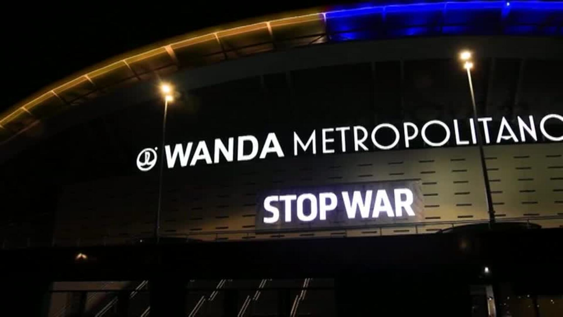 El estadio del Atlético se viste de amarillo y azul en solidaridad con Ucrania