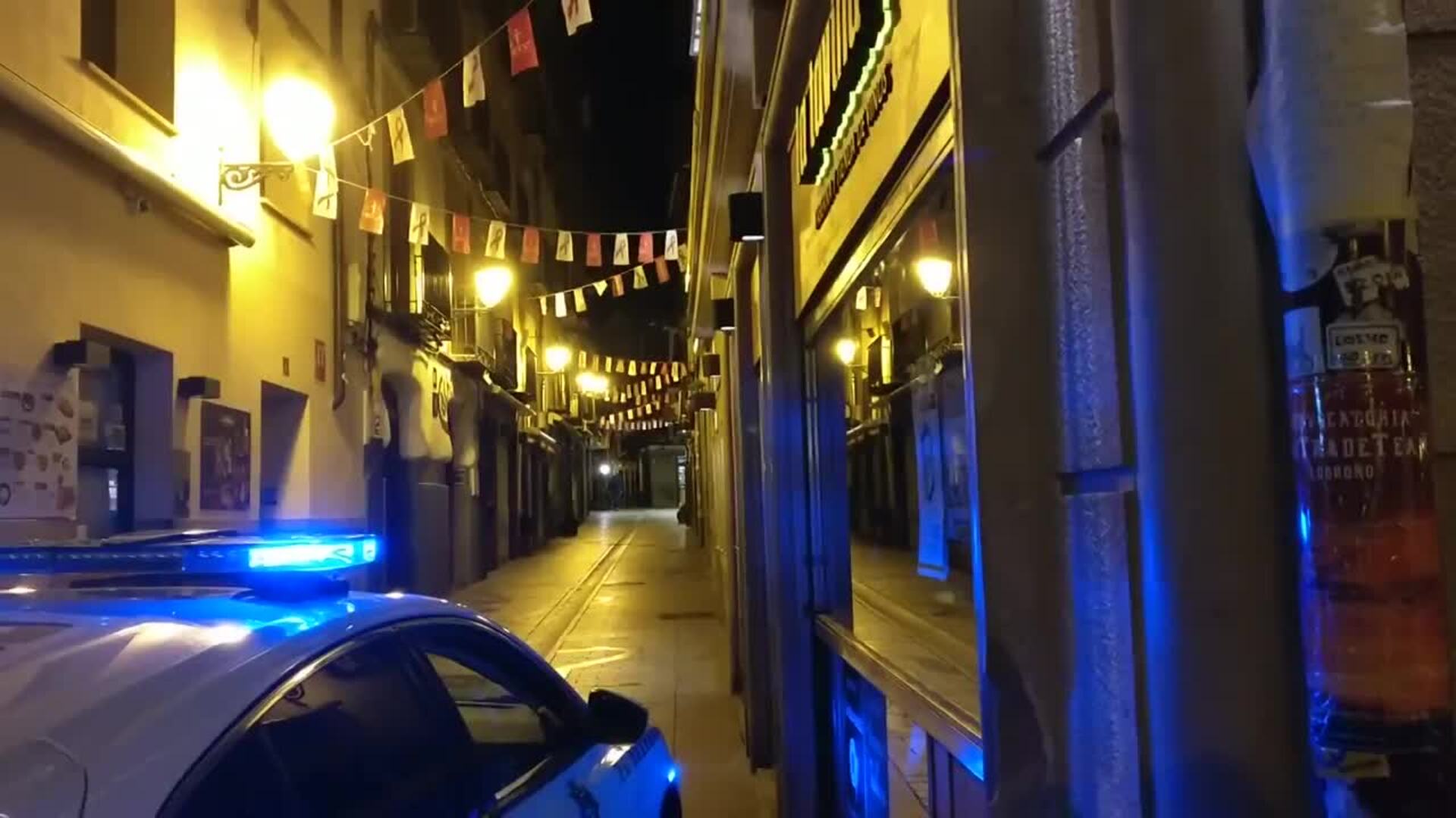 La Policía vigila el cumplimiento del cierre de los bares a las 21,00 horas por el coronavirus