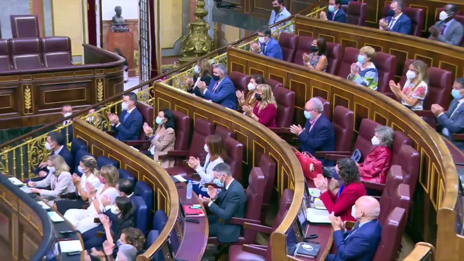 Sánchez promete defender el interés general tras críticas por la luz