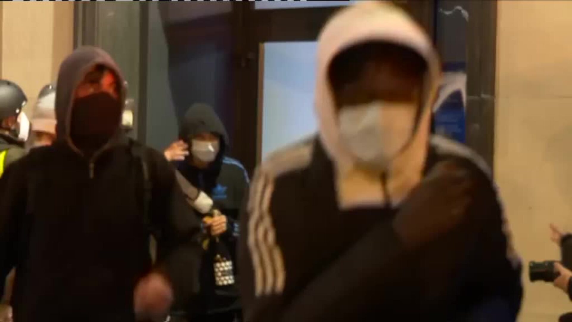 Cuarta noche de altercados violentos en Barcelona por el encarcelamiento de Hasél