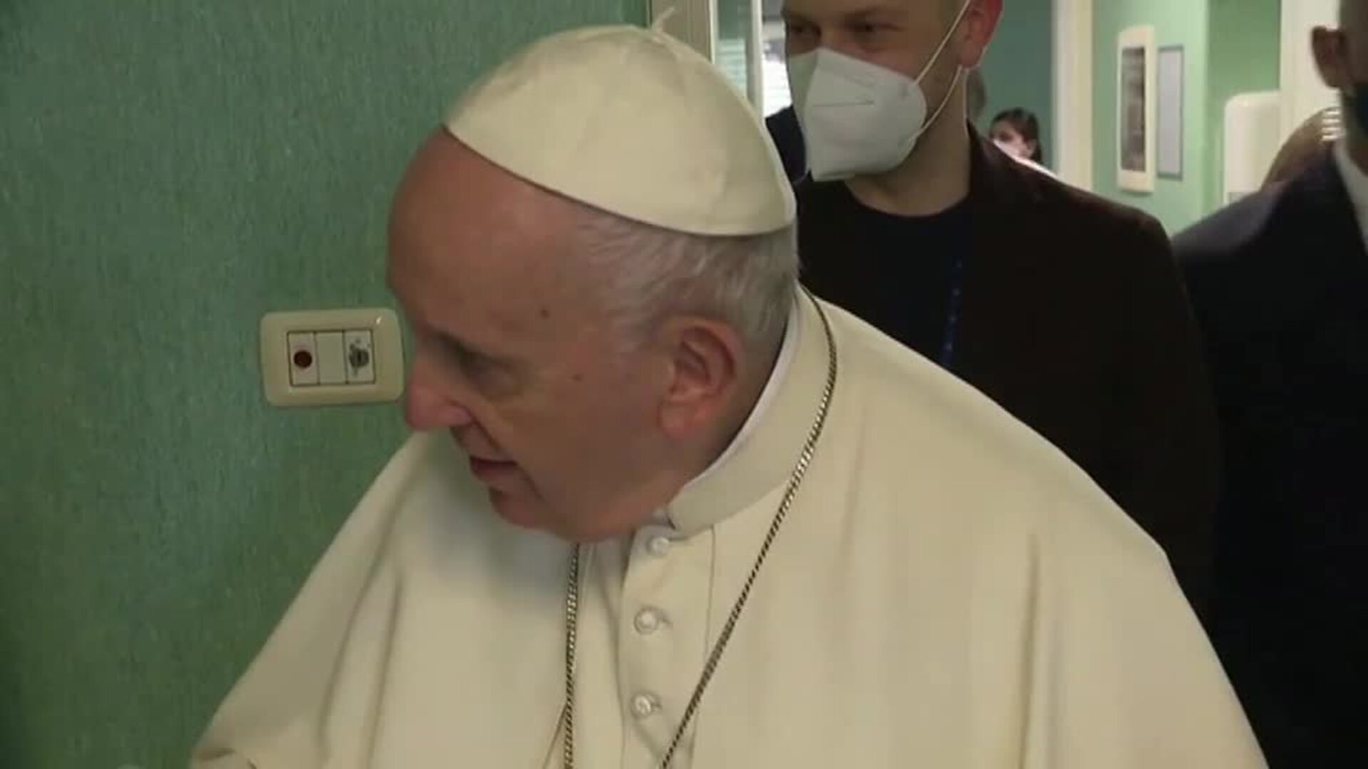 El papa visita a niños ucranianos refugiados ingresados en un hospital de Roma