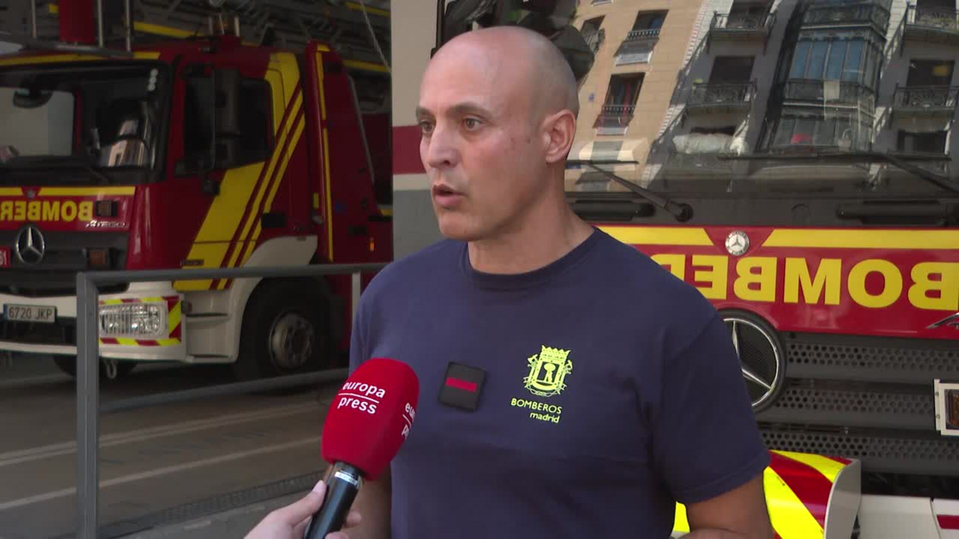 Bombero detalla las complicaciones para picar el suelo bajo el agua para liberar a un niño