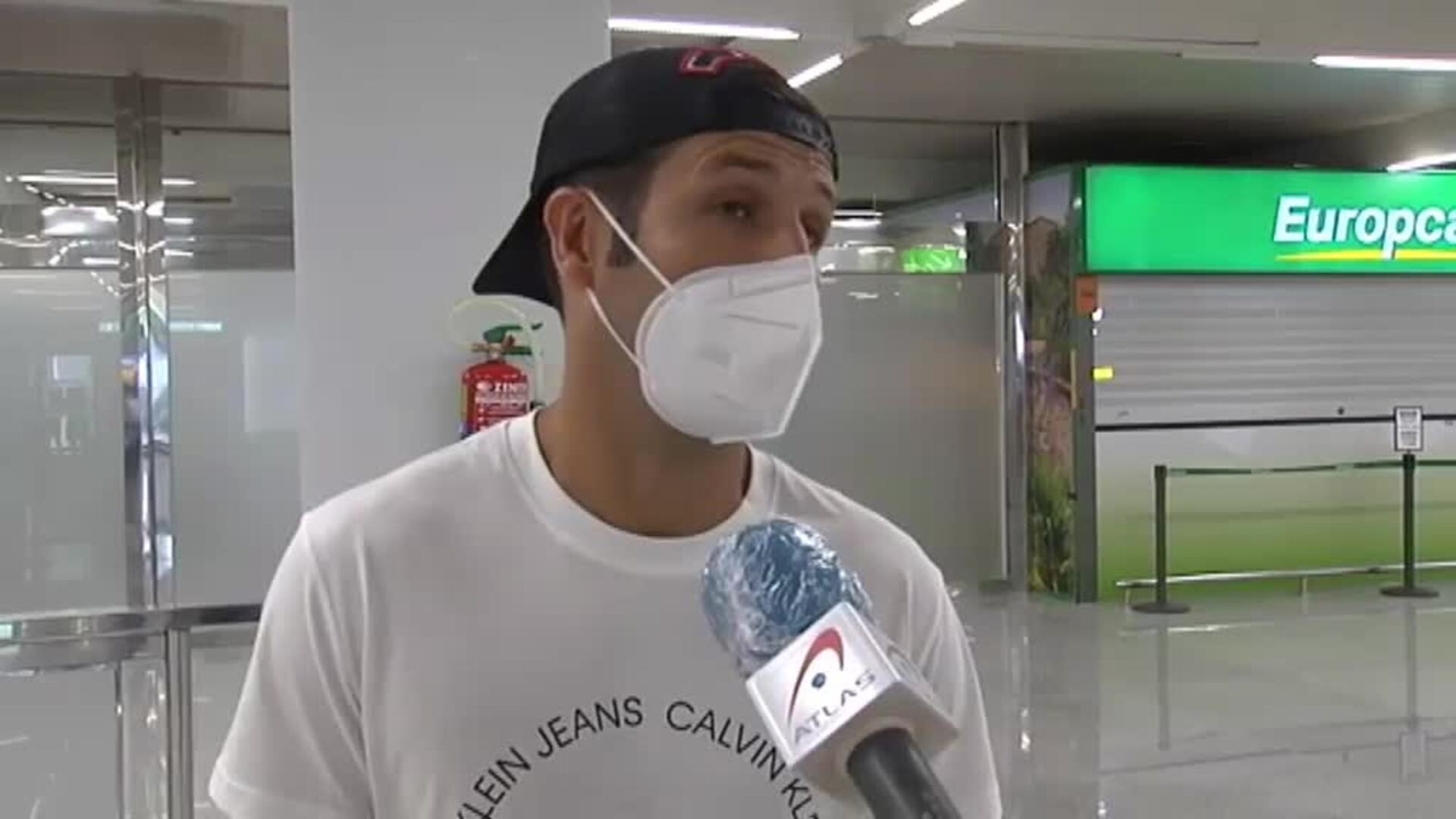 Aglomeración de viajeros en el aeropuerto de Palma durante los controles sanitarios por coronavirus