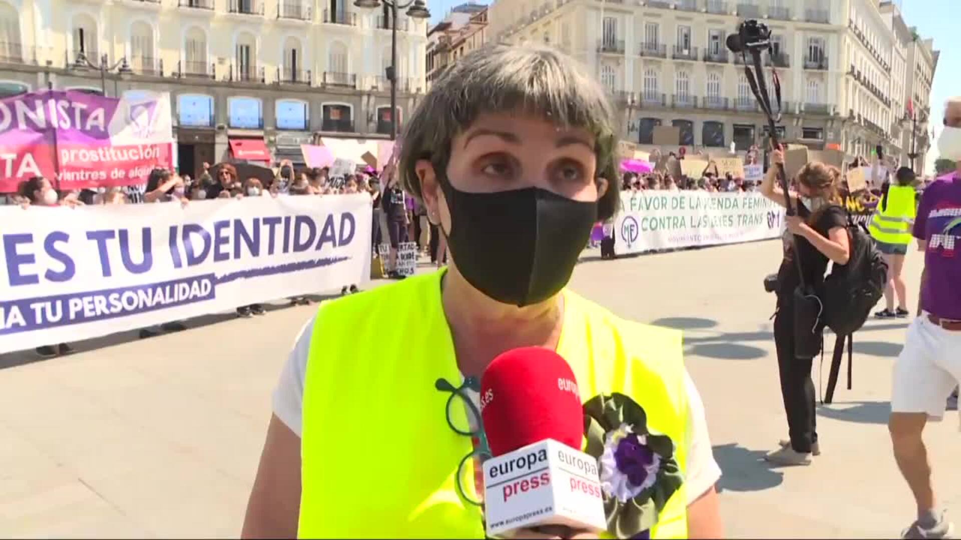 Organizaciones feministas se manifiestan contra la ley trans y piden la dimisión de Montero