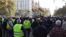 Centenares de taxistas colapsan el centro de Barcelona contra los VTC