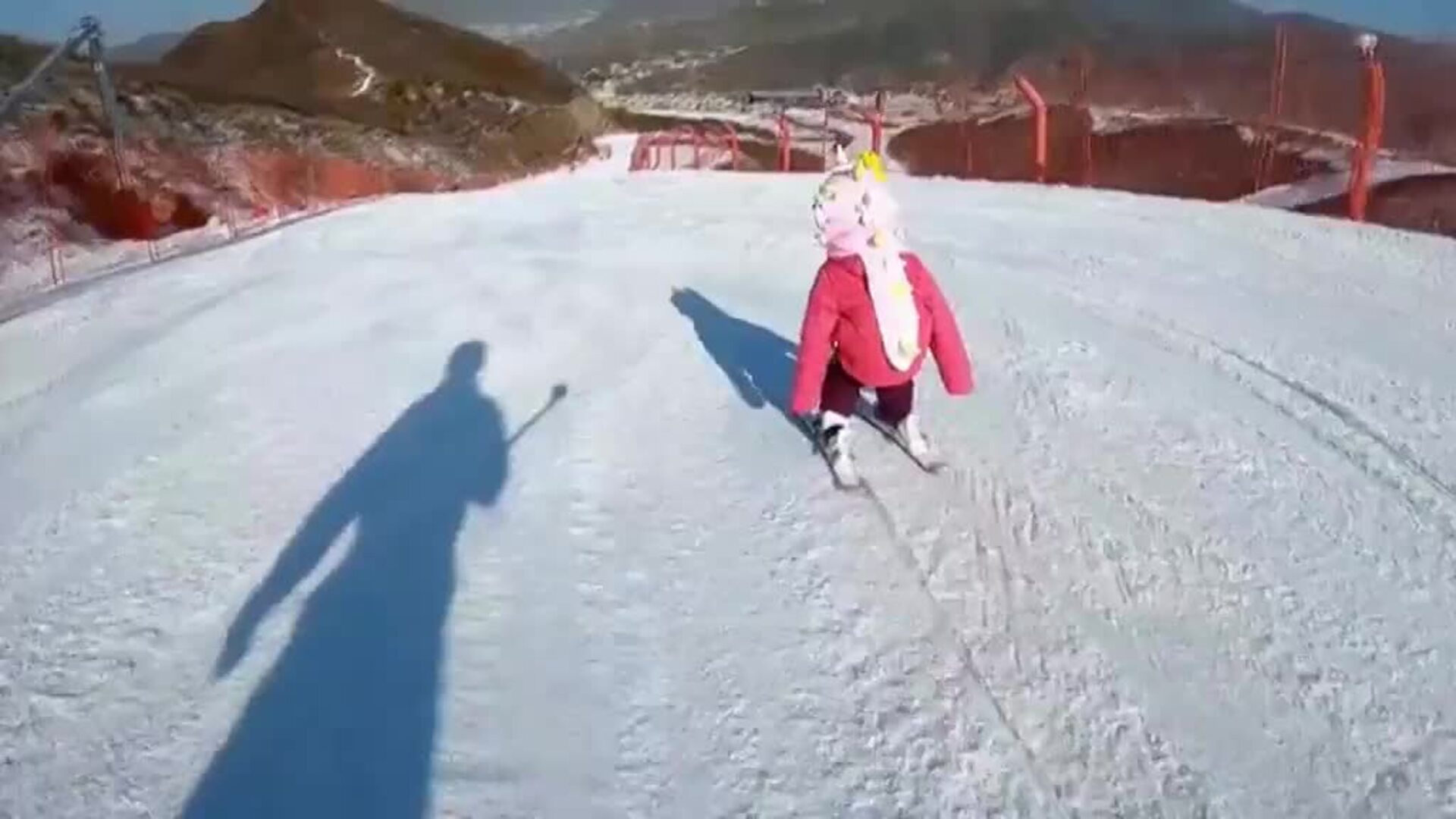 Una niña china de cuatro años aprende a esquiar de forma excepcional en tres semanas