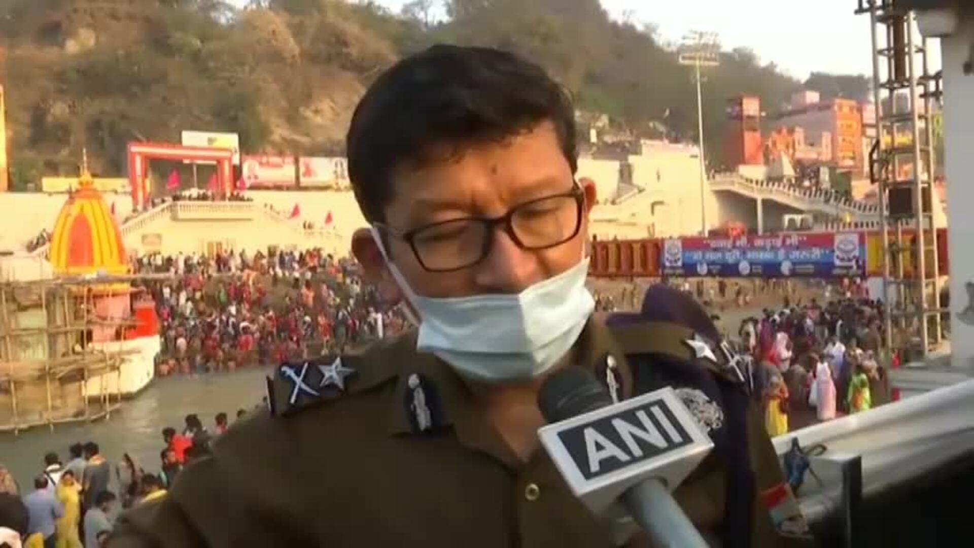 Millones de peregrinos hinduistas se bañan en el Ganges sin distancia de seguridad