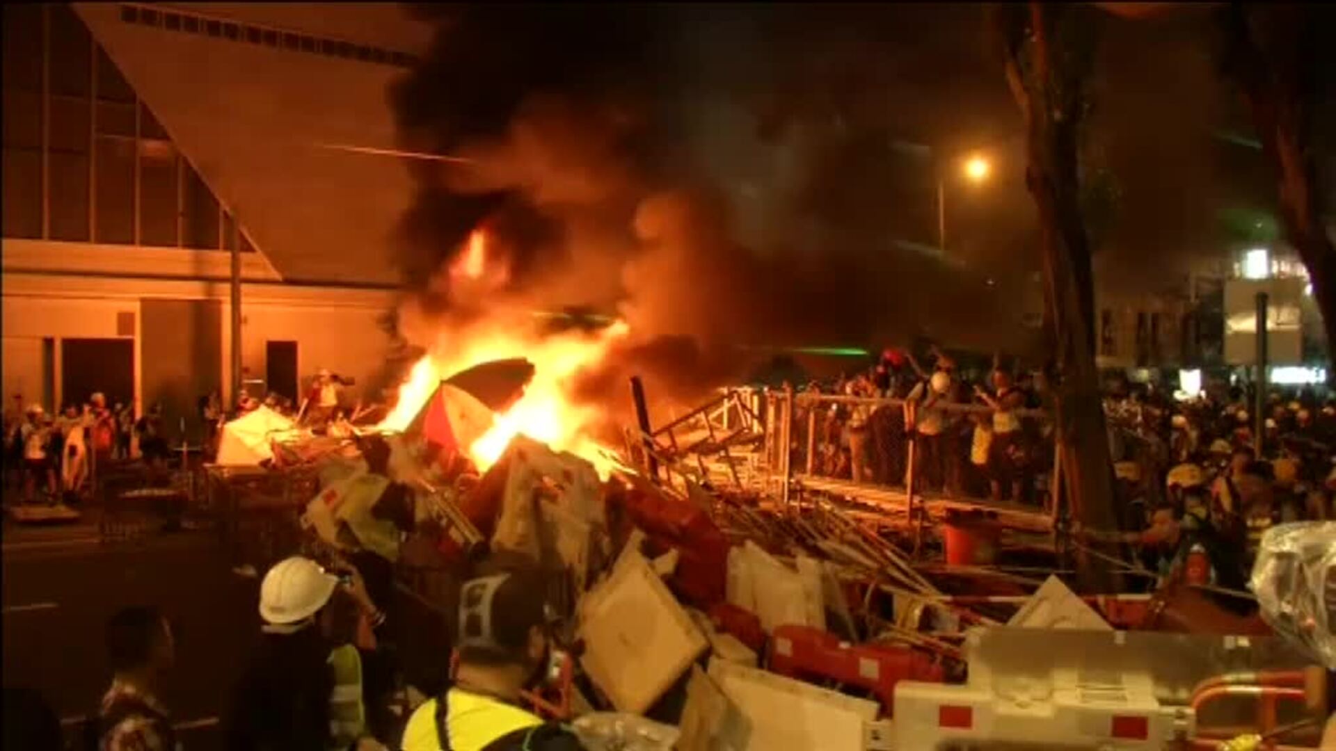 Manifestantes de Hong Kong prenden fuego a una gran barricada