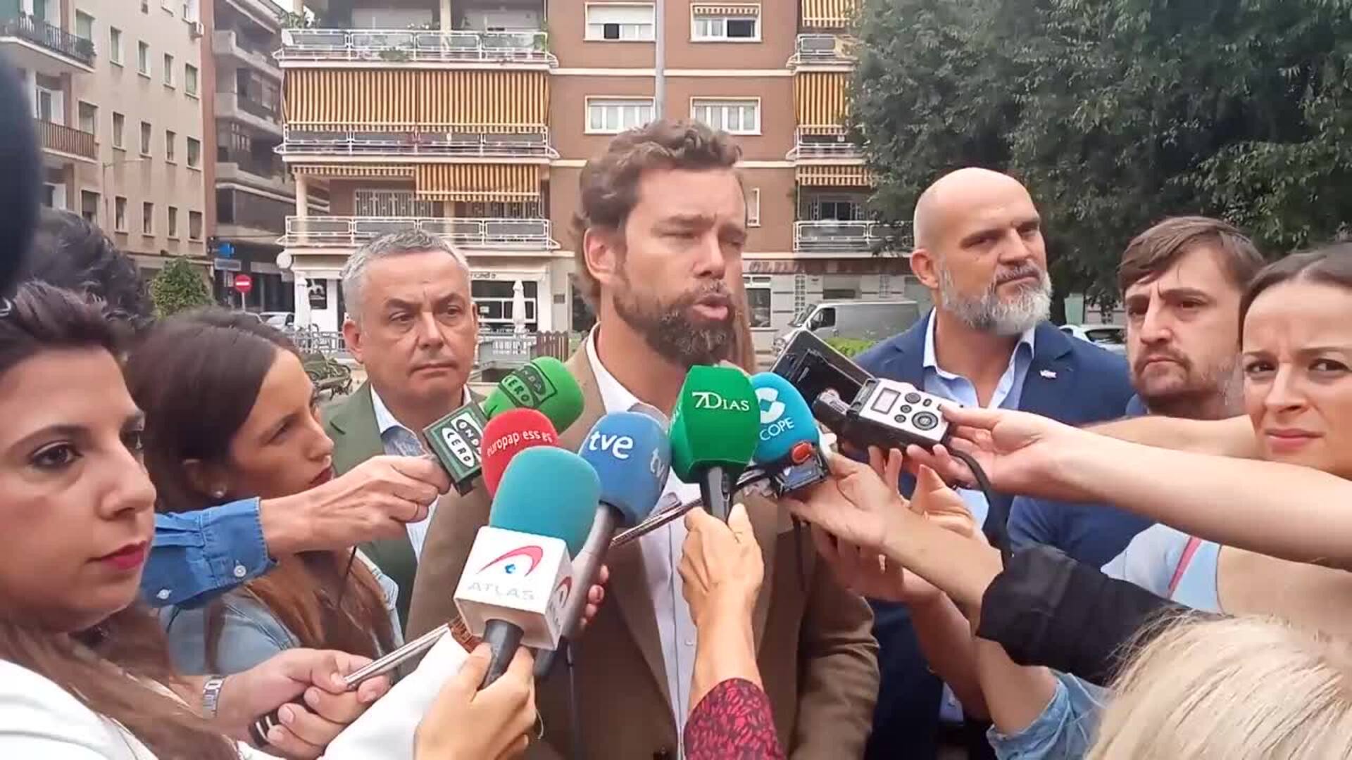 Espinosa de los Monteros atiende a los medios en Badajoz
