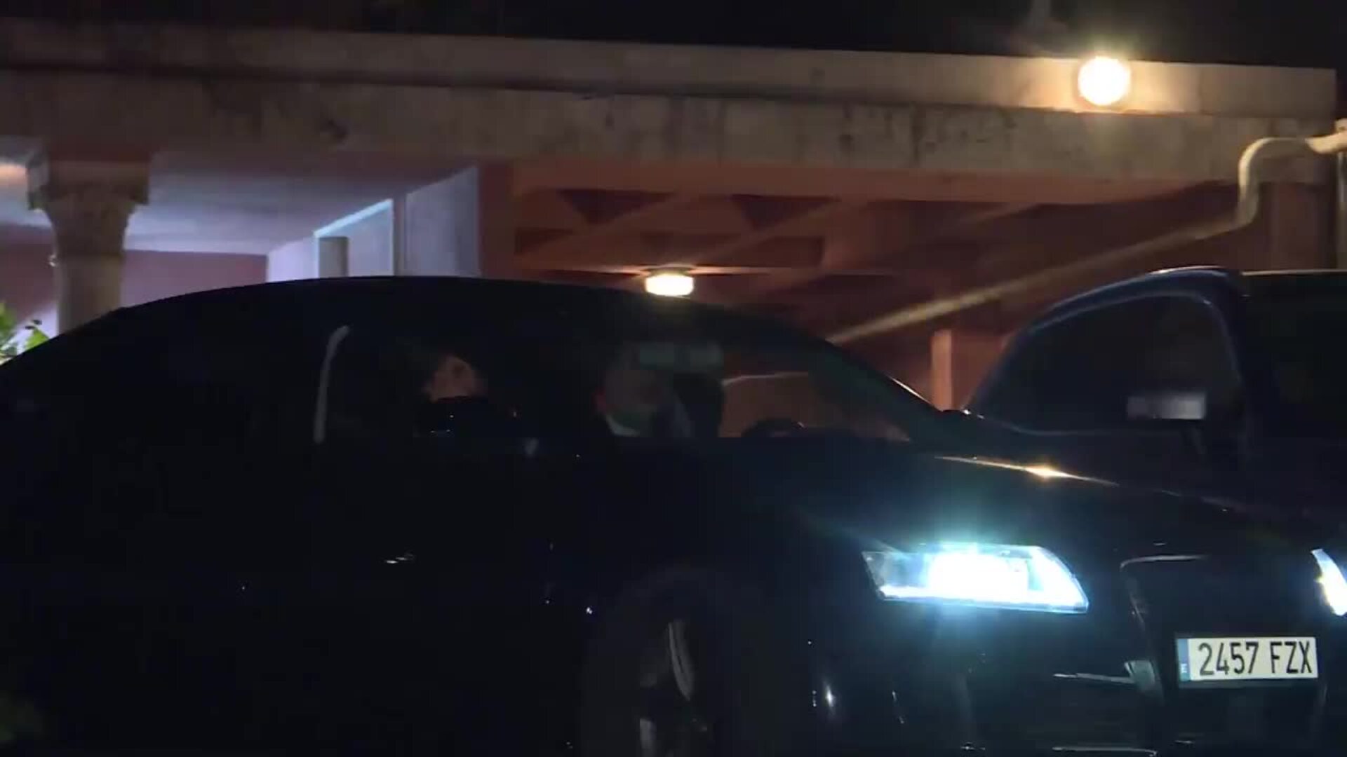 Decenas de familiares y amigos dan el último adiós a la infanta Pilar