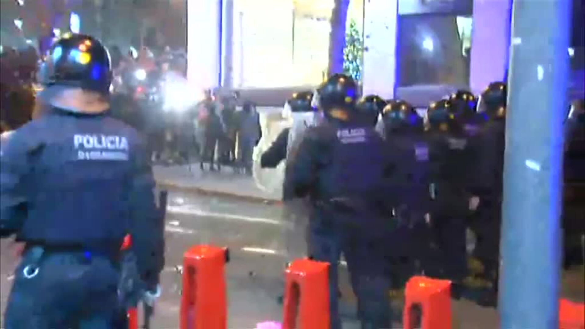 Cargas policiales y quema de contenedores a las afueras del Camp Nou durante el Clásico