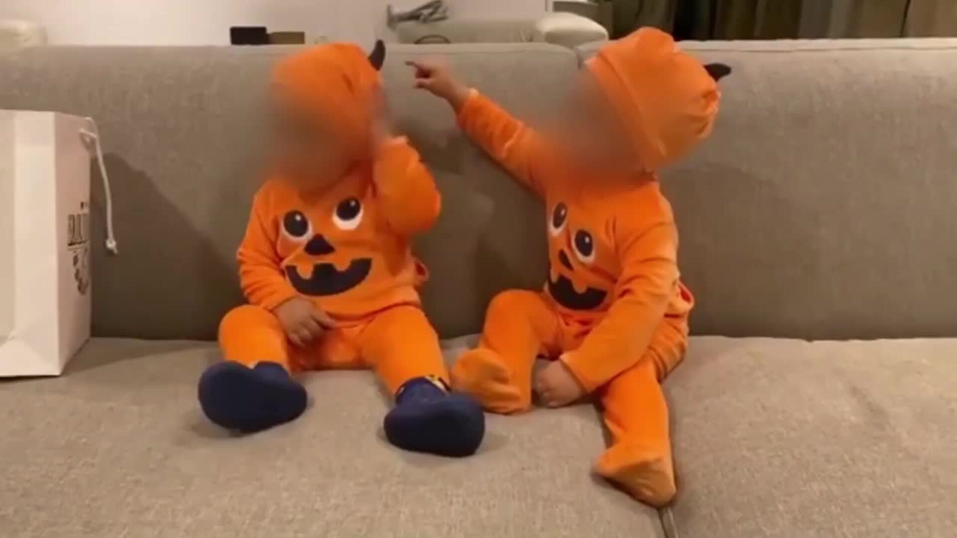 Alice Campello ya disfraza a sus hijos por Halloween