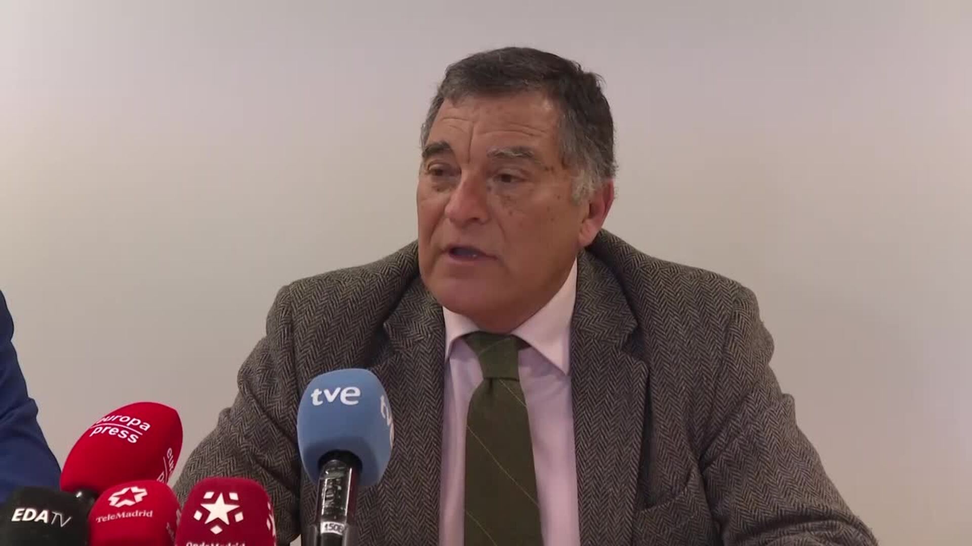 El padre de Lobato exige disculpas a Ayuso