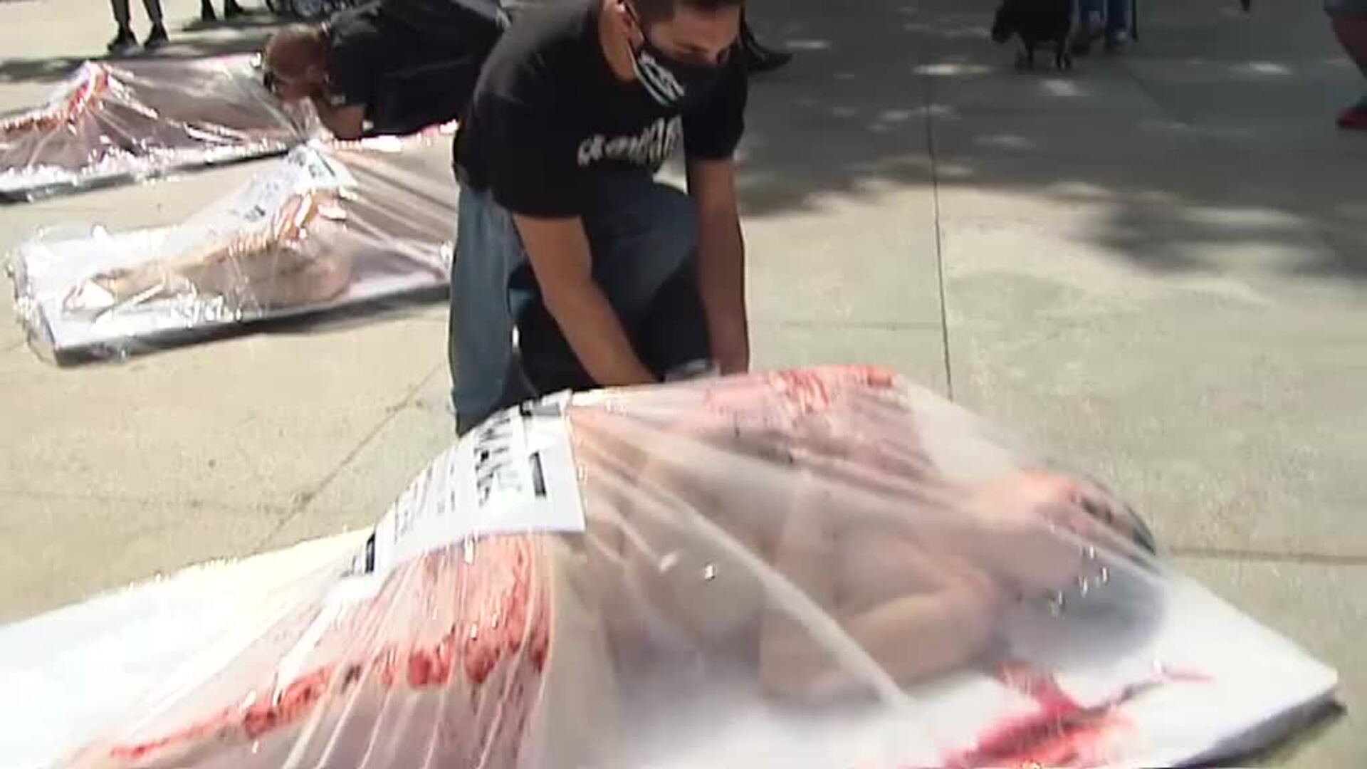 Humanos envasados en bandejas de supermercado para denunciar el consumo de carne