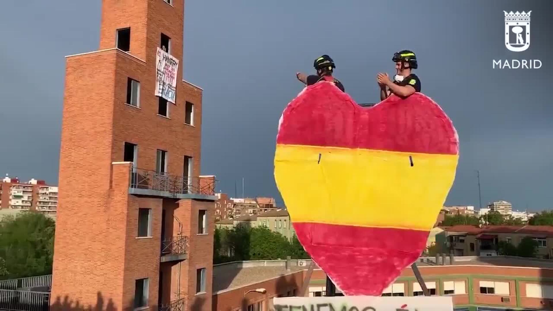 Bomberos animan a los vecinos de Usera (Madrid)