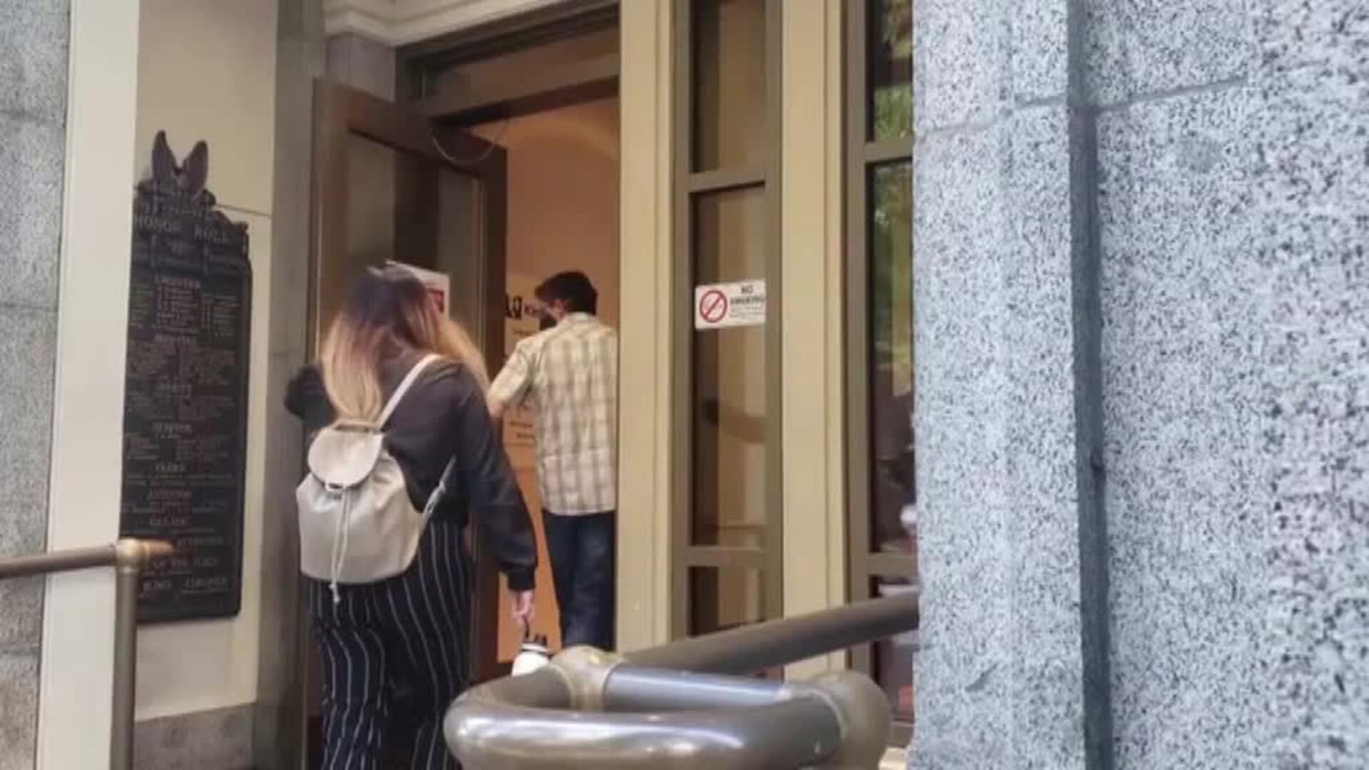 Bill Gates dejó Microsoft al ser investigado por tener una relación con una empleada en el año 2000