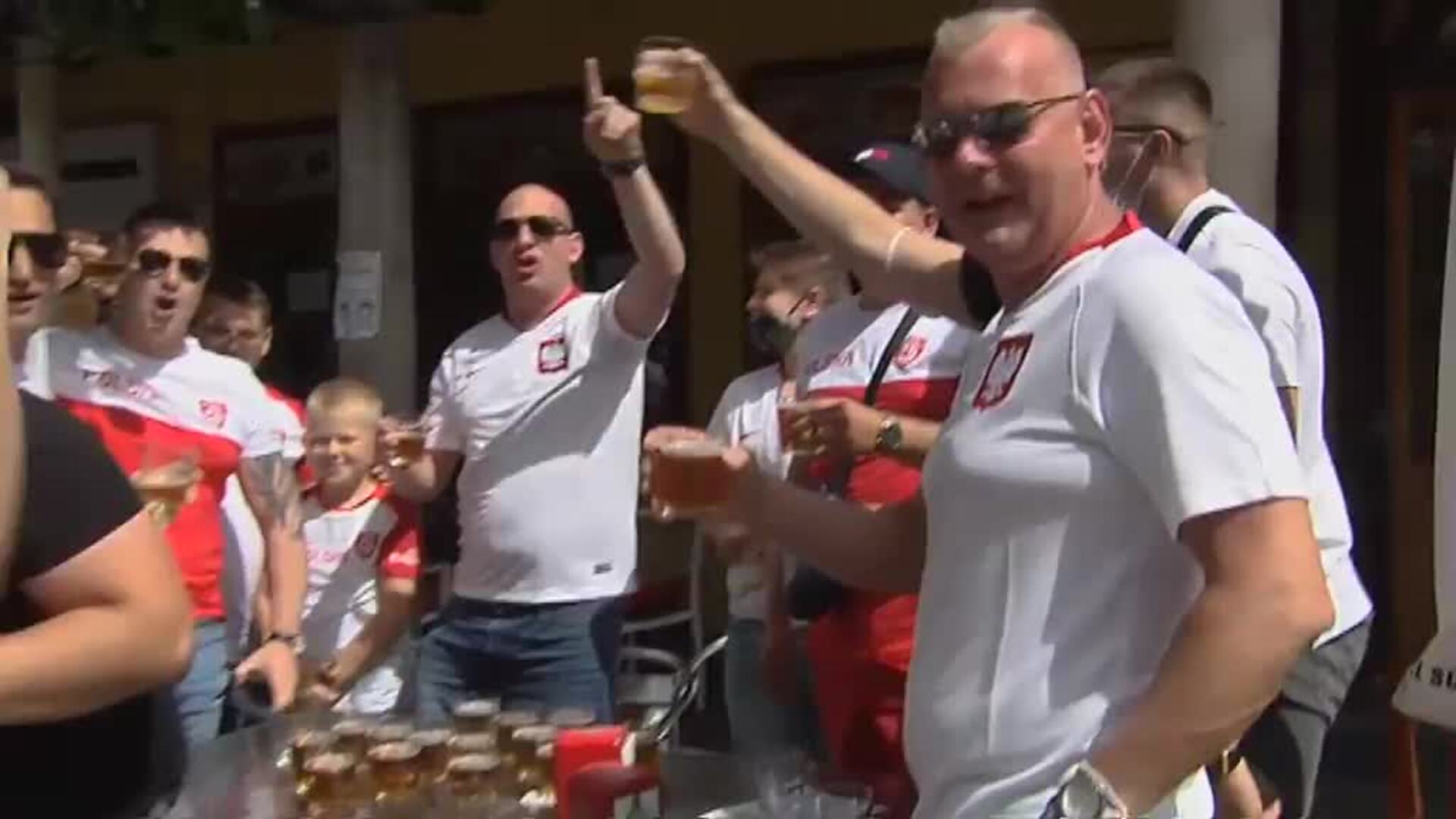 Sevilla se tiñe de rojo para ver a la selección contra Polonia