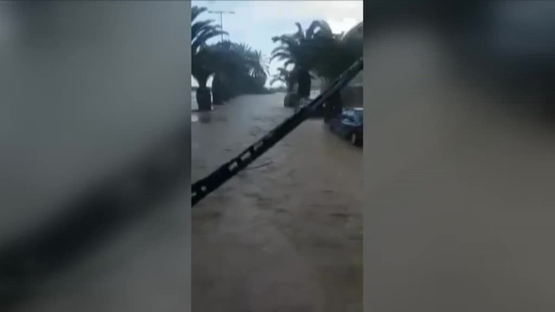 Una tromba de agua anega calles y bajos de inmuebles en el sur de Tenerife