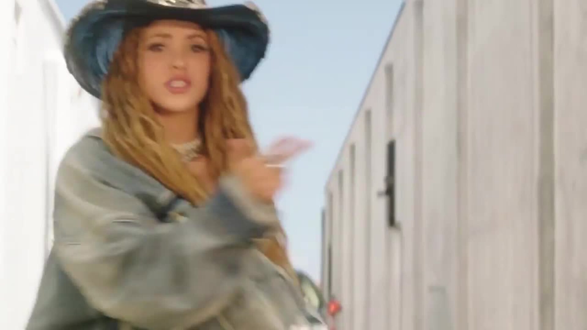 De sexy vaquerita, Shakira tumba con 'El Jefe', su nueva canción