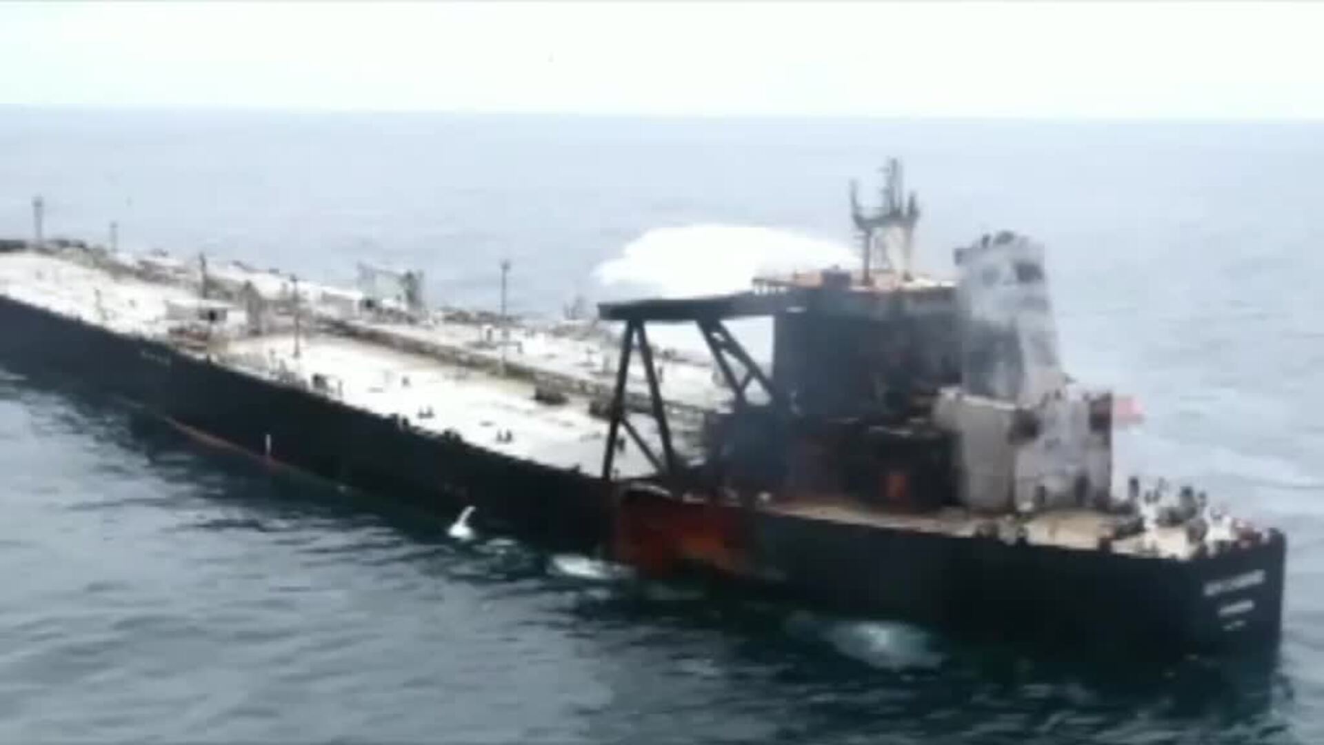 India moviliza un equipo especial de extinción en el incendio del petrolero New Diamond