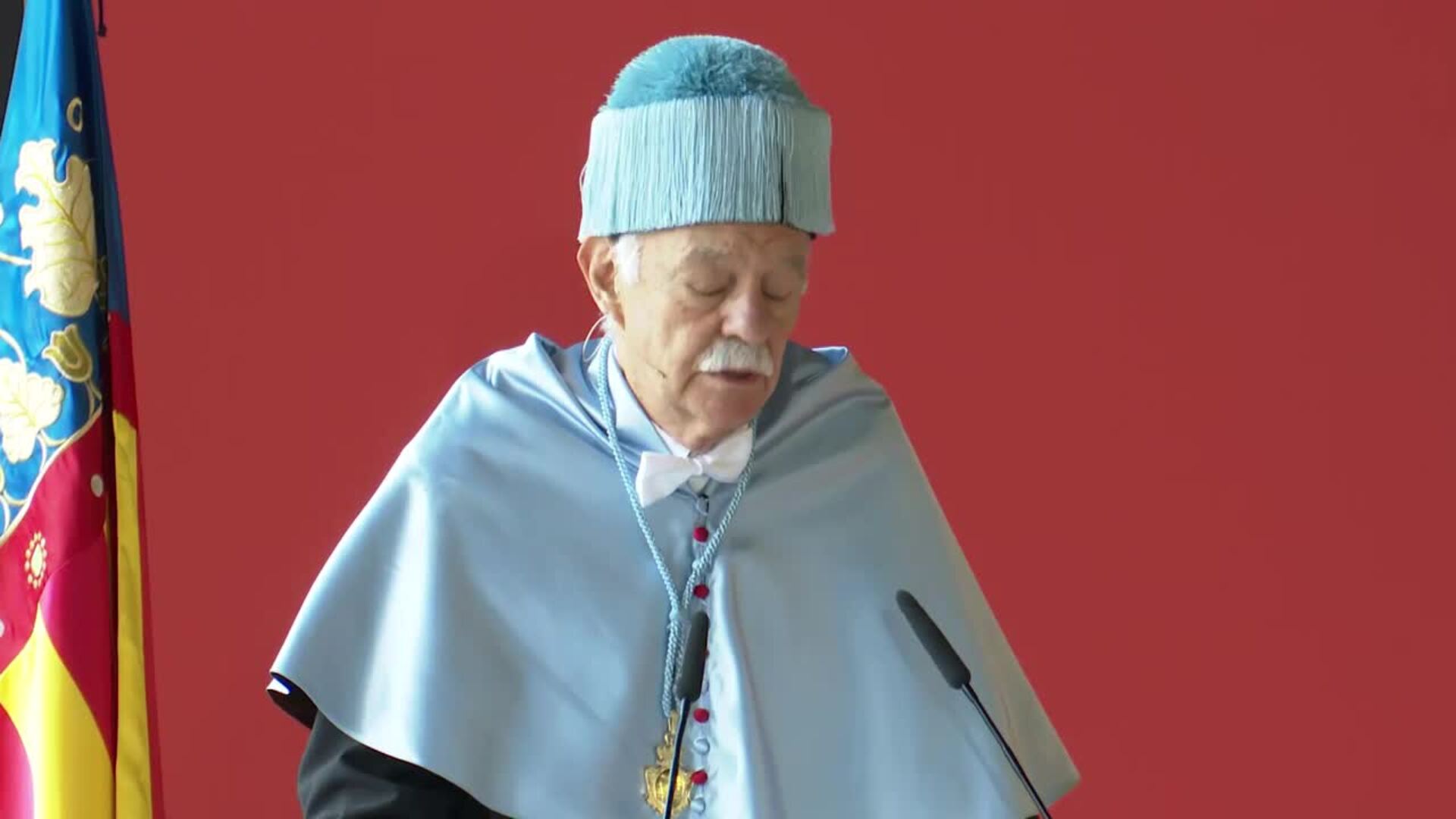 Eduardo Mendoza, investido Doctor Honoris Causa por la VIU