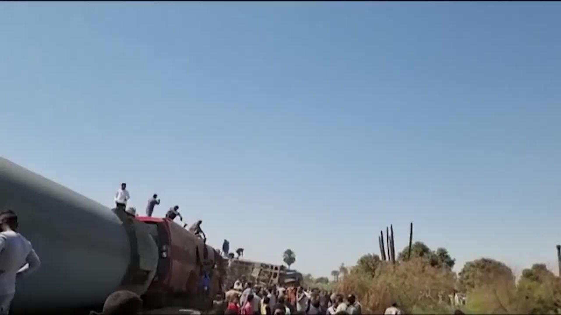 Mueren más de 30 personas tras chocar dos trenes en el centro de Egipto