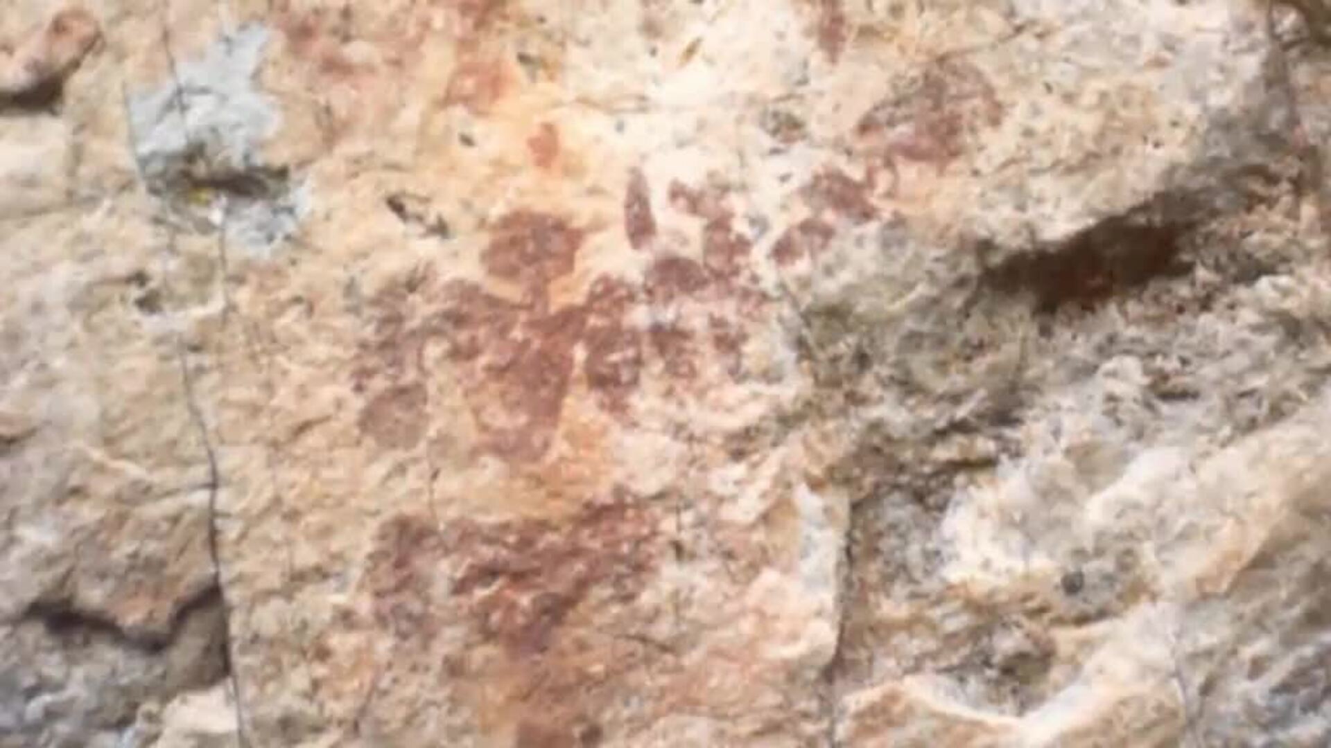 La pintada de una bandera destroza arte rupestre en Ciudad Real