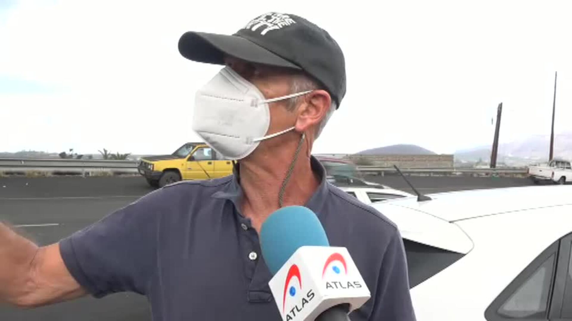 Una densa nube de humo hace que parezca de noche en La Palma