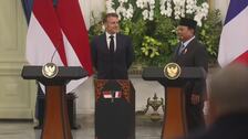 Macron visita Indonesia con la mirada puesta en reforzar lazos en defensa y energía (C)