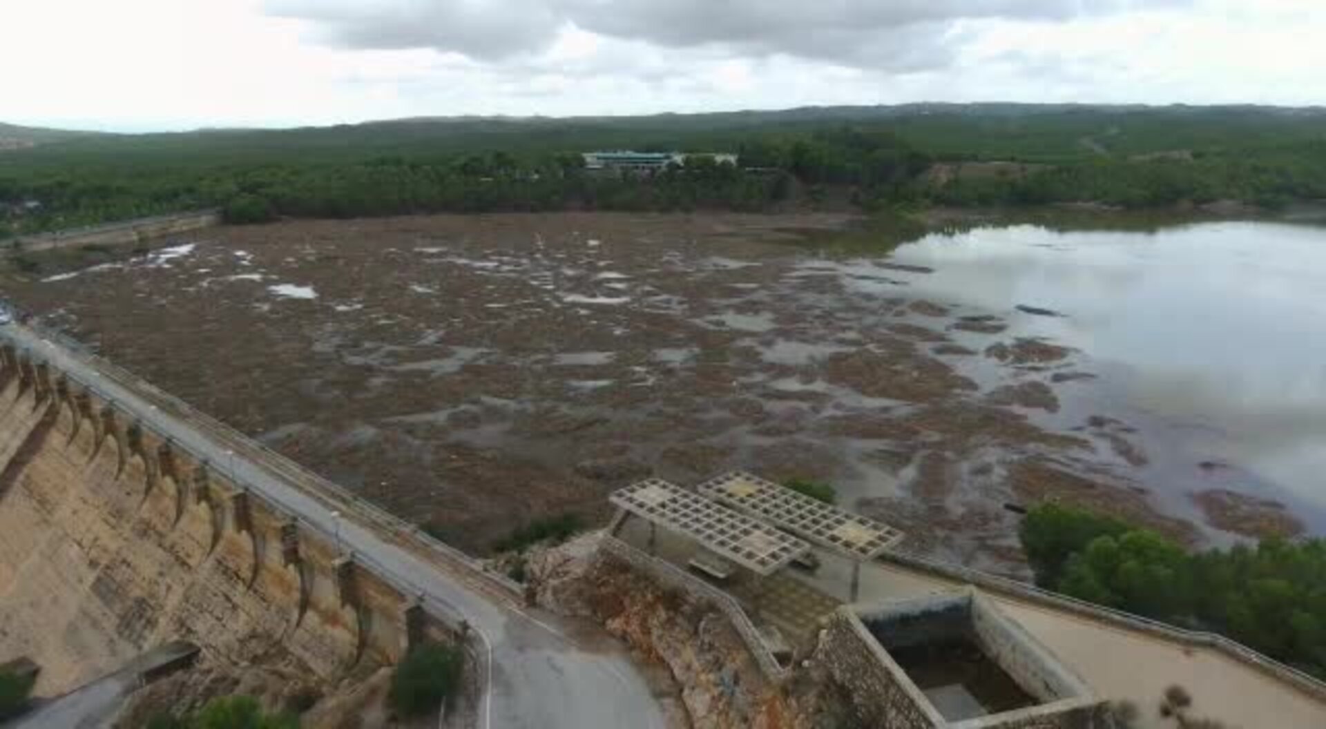 Alerta en la presa de Santomera tras abrir las compuertas del pantano