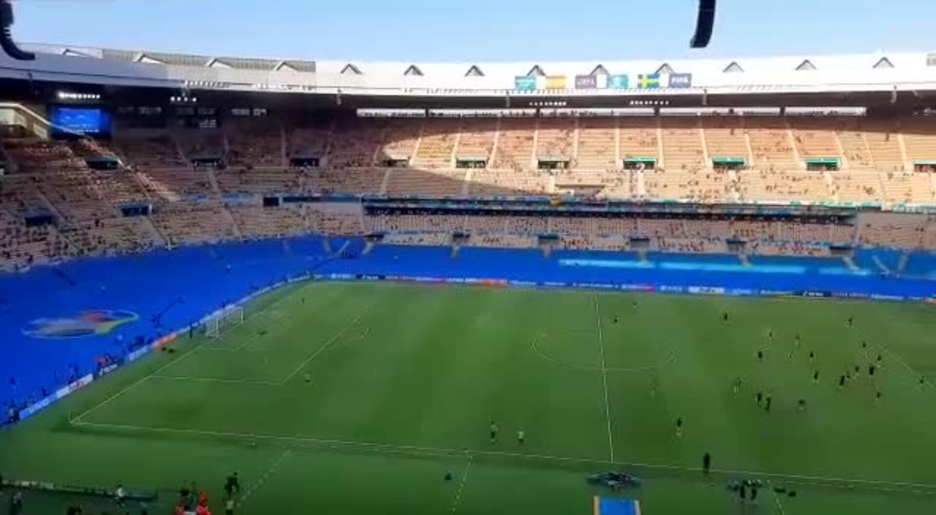 16.000 aficionados, 3.000 suecos, tiñen La Cartuja