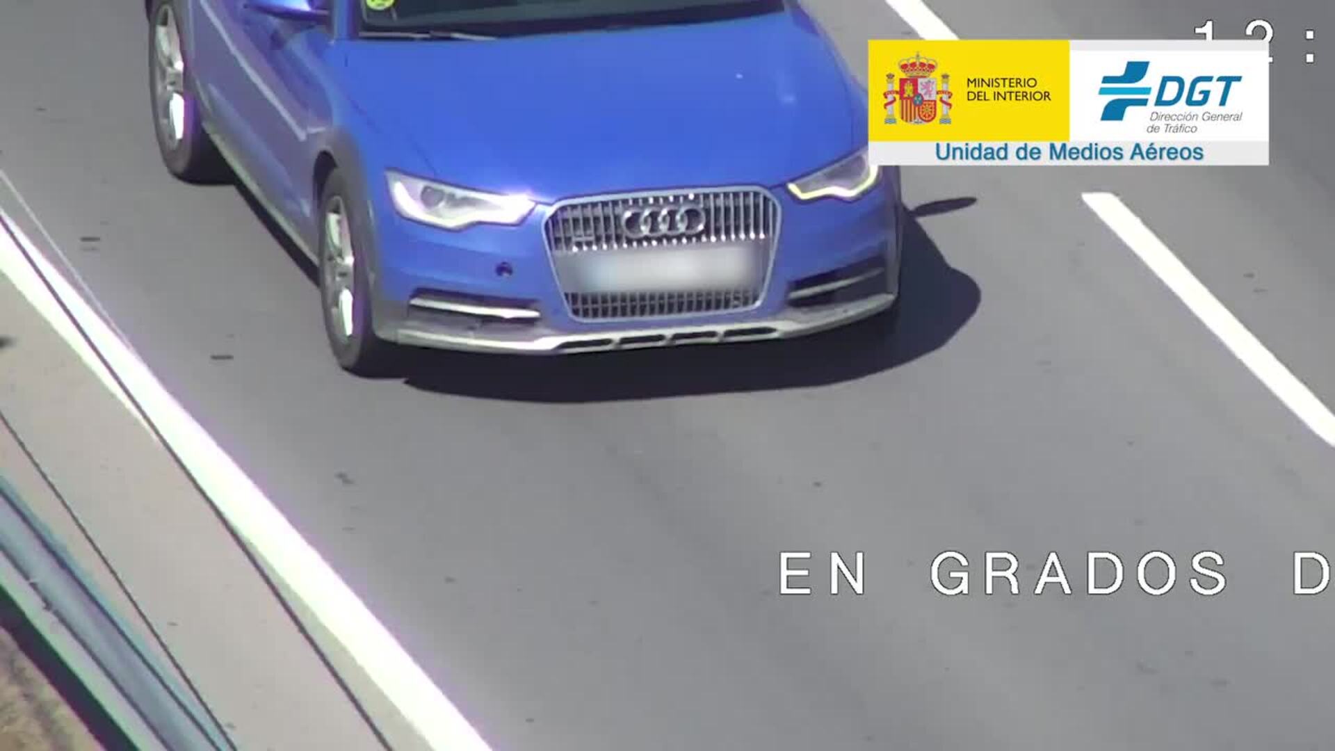 Las pilladas de la DGT a conductores usando el teléfono en el coche