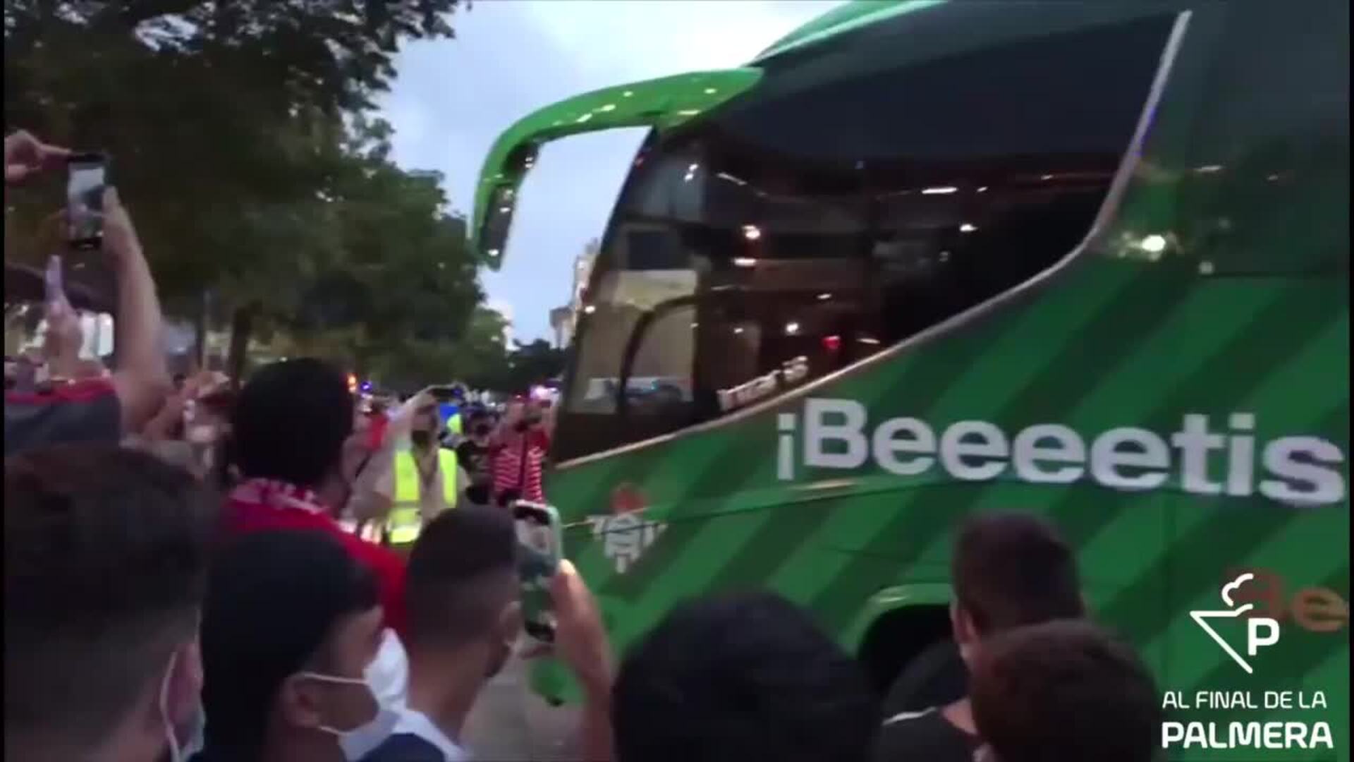 El Betis recibido con pitos en Granada