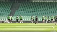 Todos los futbolistas inician el entrenamiento a excepción de Montoya y Camarasa