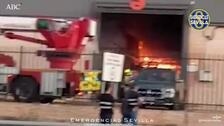 Un incendio en Dos Hermanas afecta a varias naves de un polígono industrial y provoca una gran columna de humo