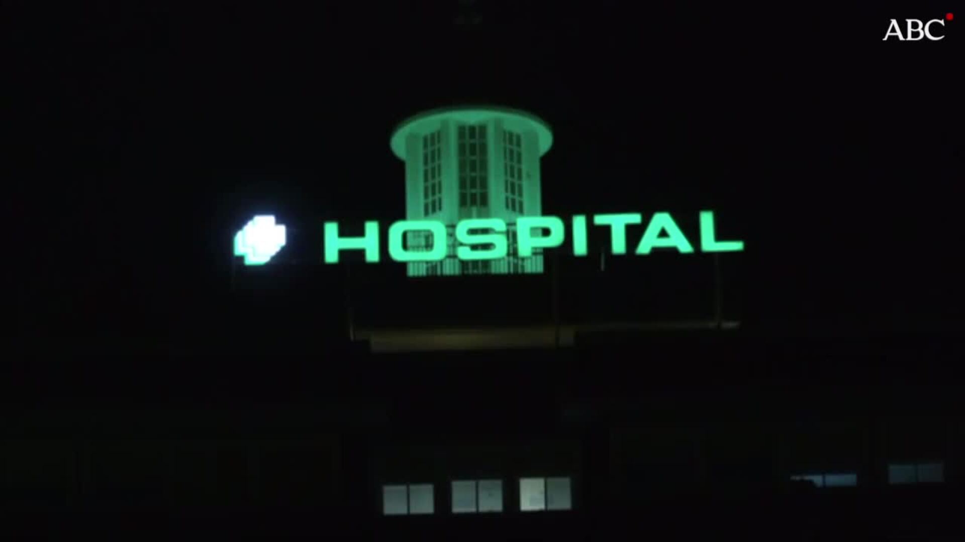 Jóvenes pasan por una calle de Jerez de la Frontera con los negocios cerrados