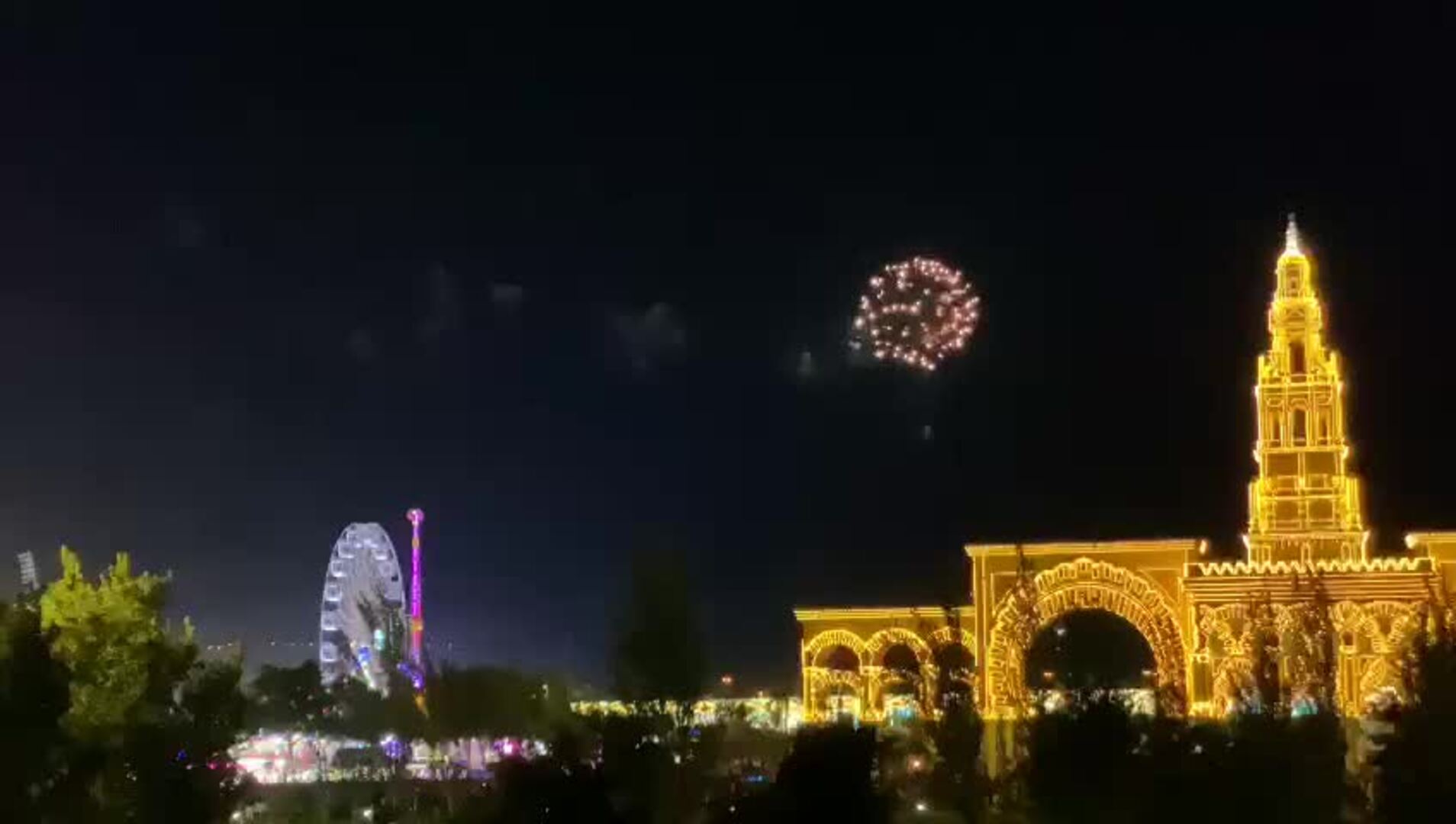 Fuegos artificiales custodian la portada de la Feria de Córdoba 2023