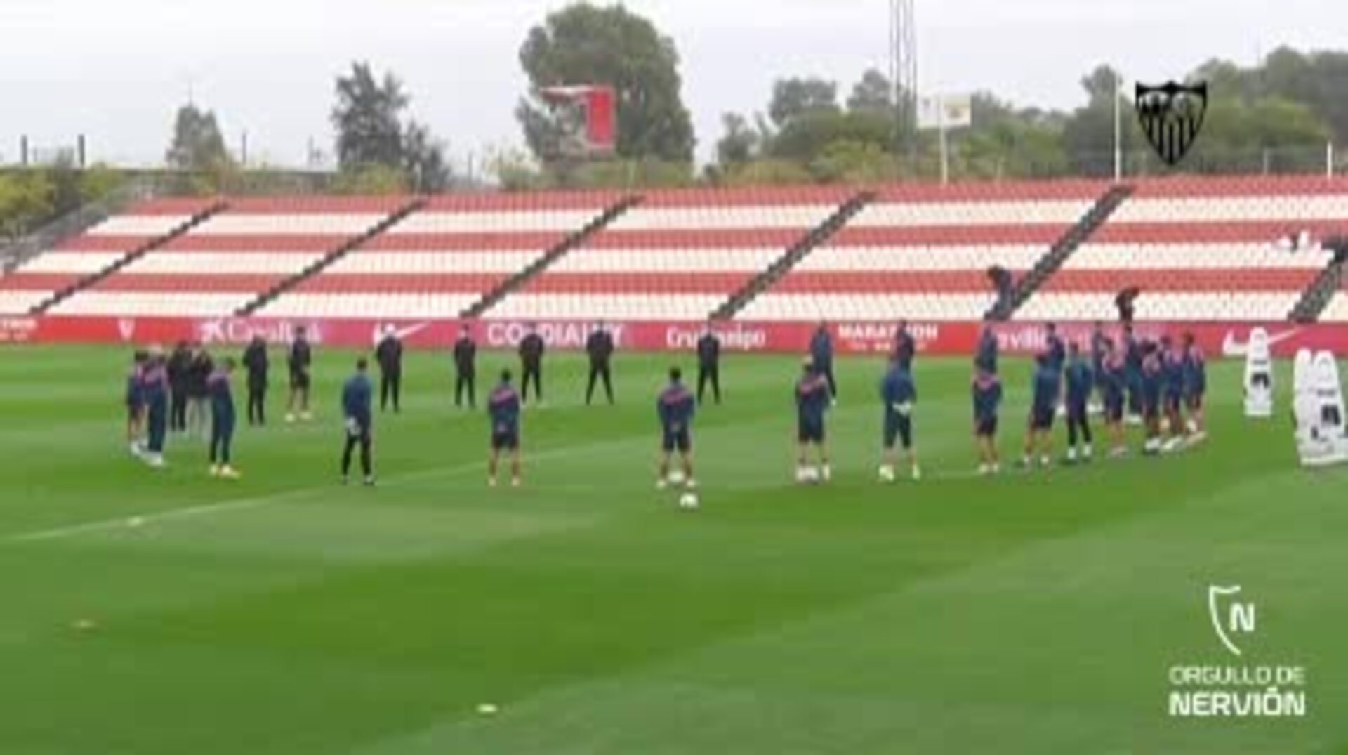 El minuto de silencio del Sevilla FC por Maradona antes del entrenamiento